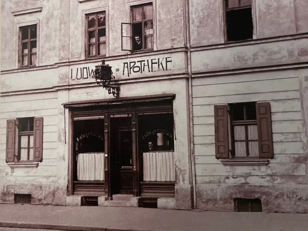 In unseren Apotheken kombinieren wir fachliche Expertise und Empathie, um optimale Gesundheitslösungen zu bieten.