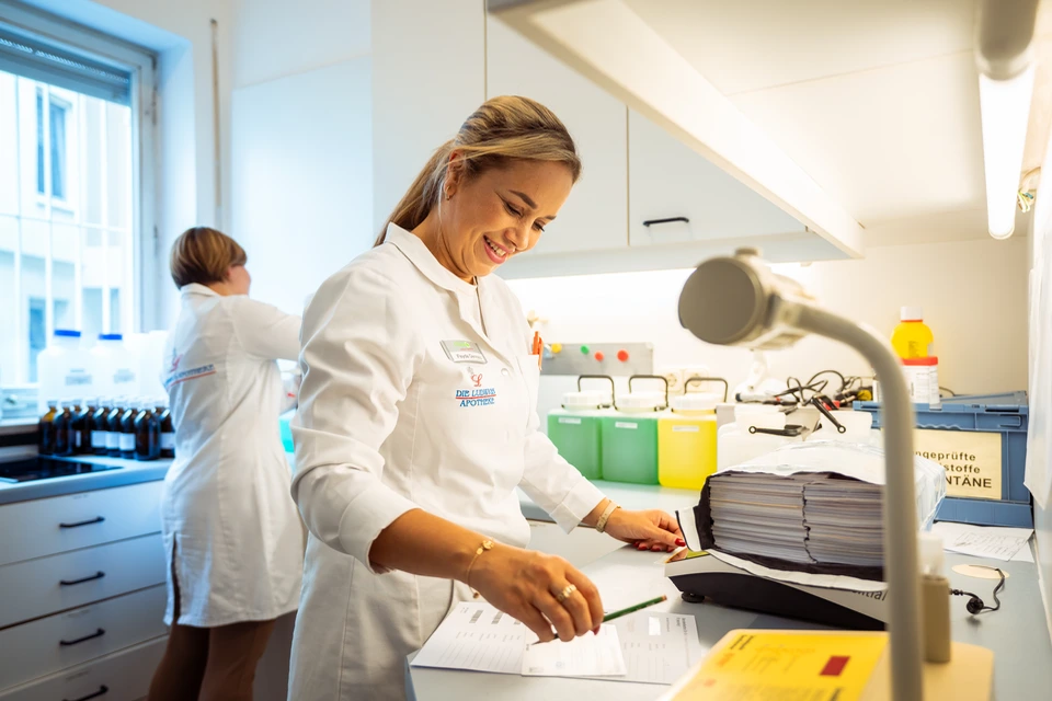 Erlebe verlässliche Arbeitsbedingungen und eine klare Struktur, die deine tägliche Arbeit in der Ludwigs Apotheke und der Apotheke am Oberhauser Bahnhof unterstützt.