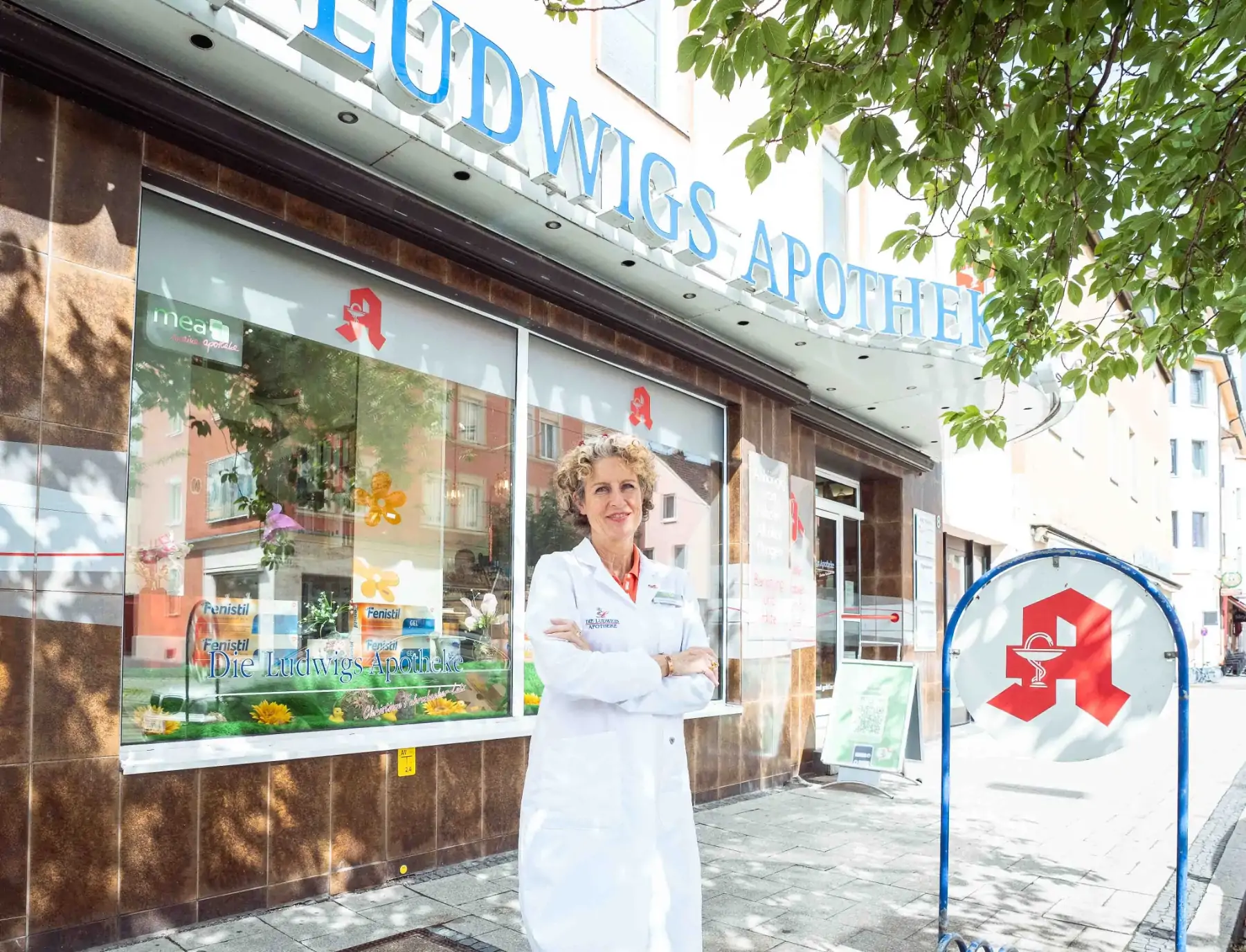 Die Ludwigs Apotheke ist nahe der Wertachbrücke in Augsburg-Oberhausen gelegen.