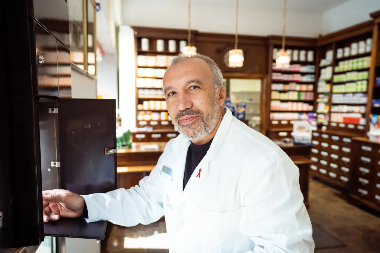 Ein Apotheker bedient über die Notdienst-Klappe.