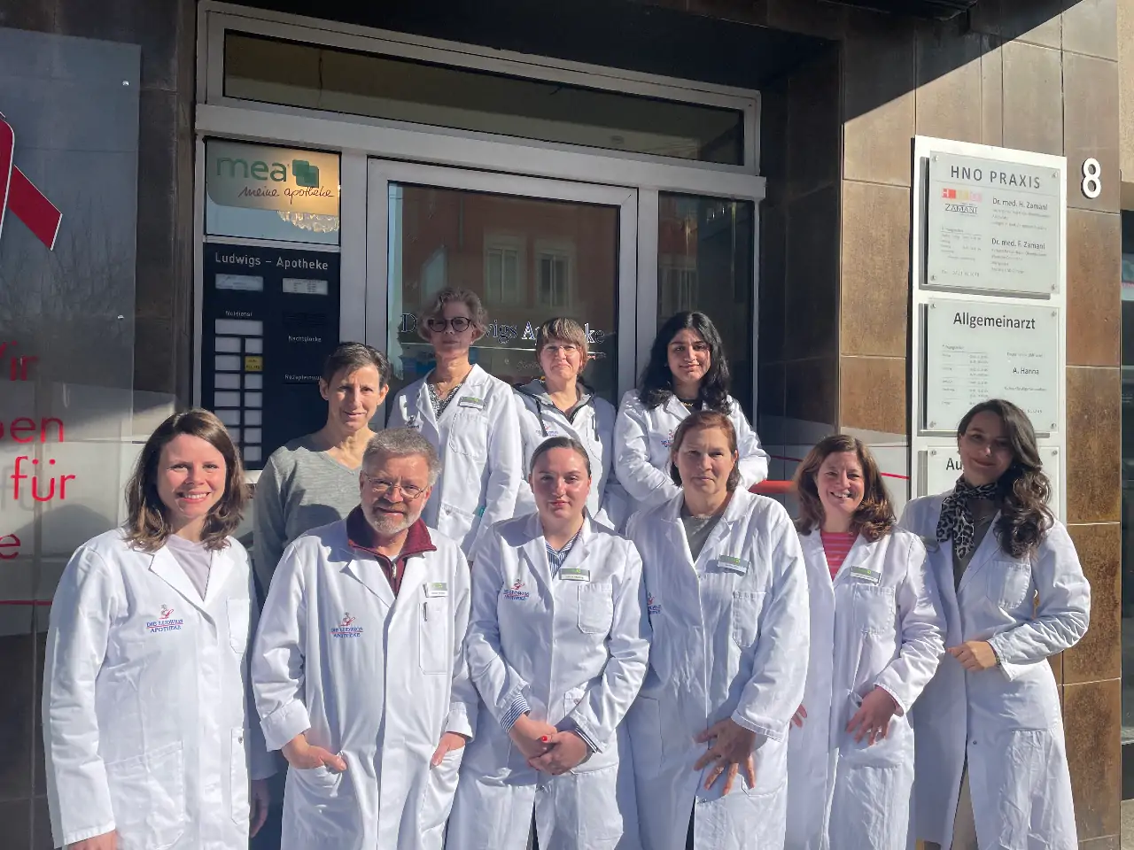 Teambild des Altenheimversorgungszentrums (AVZ) in Augsburg. Das engagierte Team bietet fachkundige und einfühlsame Betreuung für Altenheimbewohner oder Kunden mit Unterstützungsbedarf.