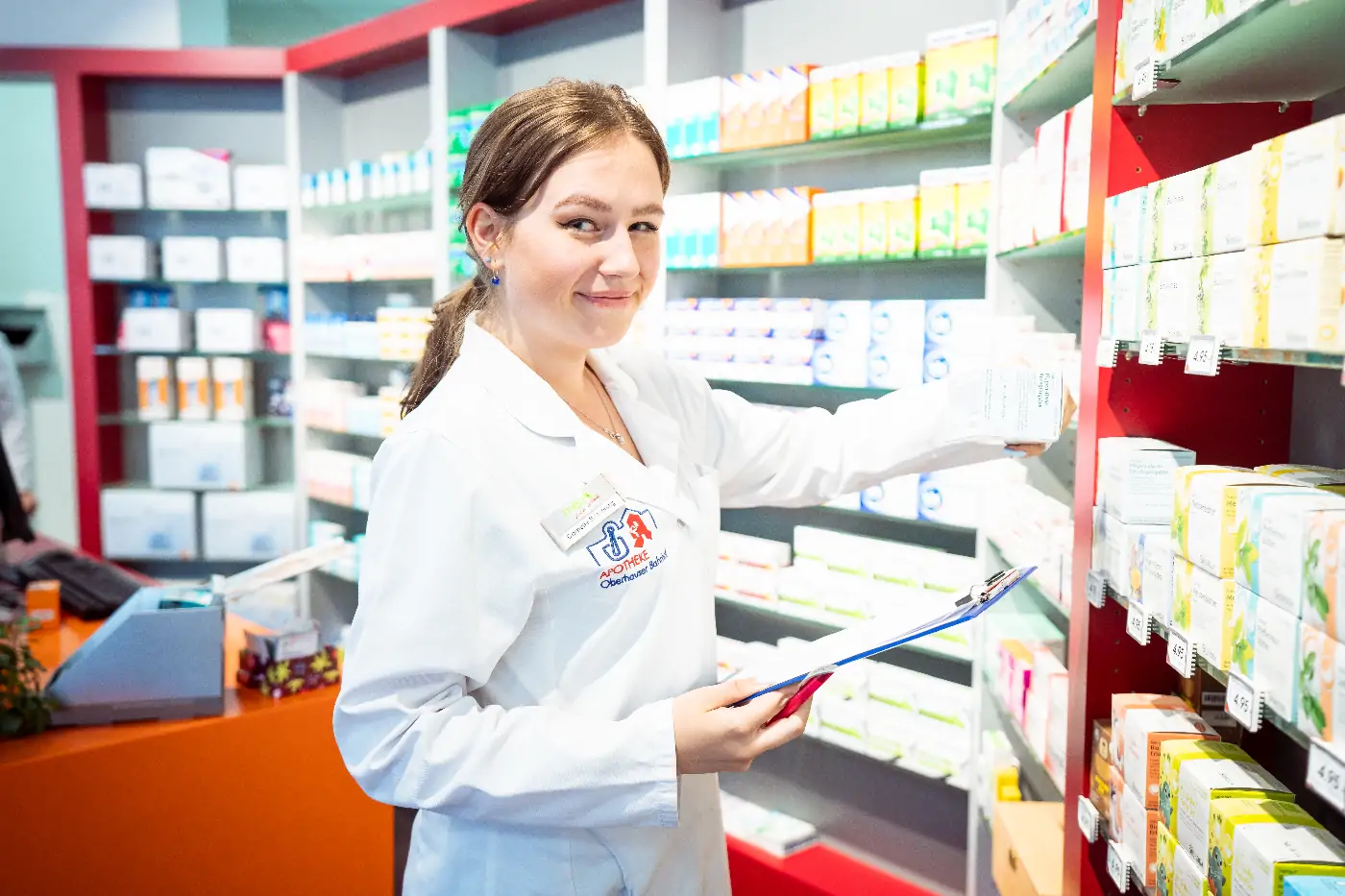 Auszubildende in einer modernen Apotheke bei der täglichen Arbeit: Lernender PKA oder PTA beim Umgang mit Medikamenten, Warenwirtschaft und Beratung. Ausbildung in der Apotheke mit Zukunft – praxisnah, abwechslungsreich und mit besten Karrierechancen im Gesundheitswesen.