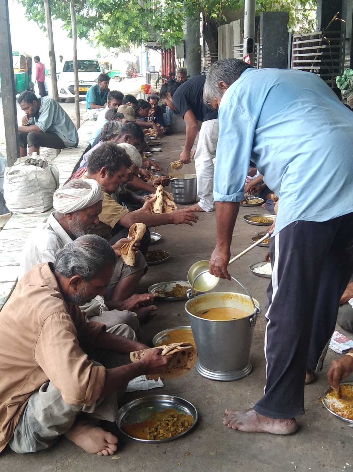 Community members receiving a meal at a UUF food drive