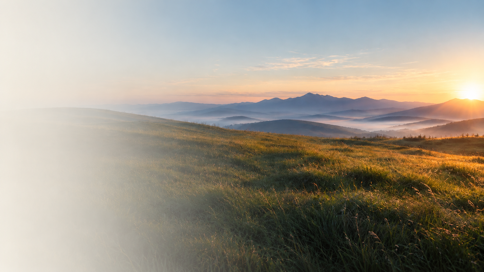 Sonnenaufgang über einer weiten Berglandschaft