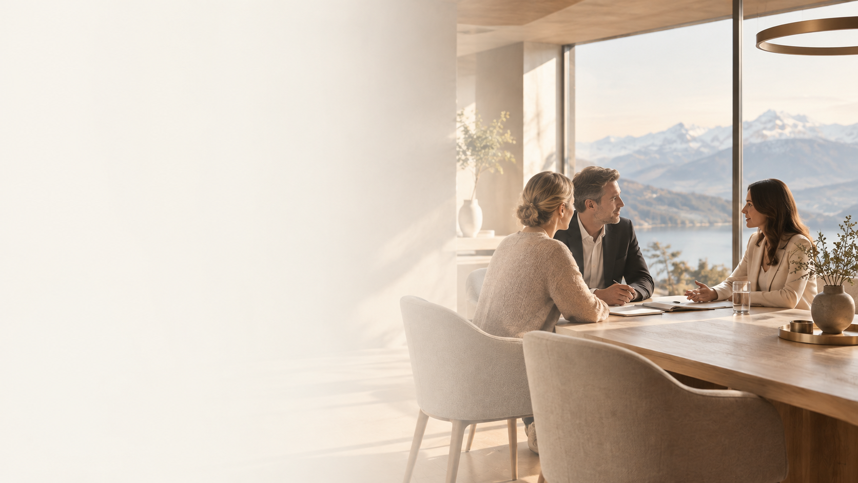Persönlicher Austausch an einem Tisch mit Blick auf eine Berglandschaft