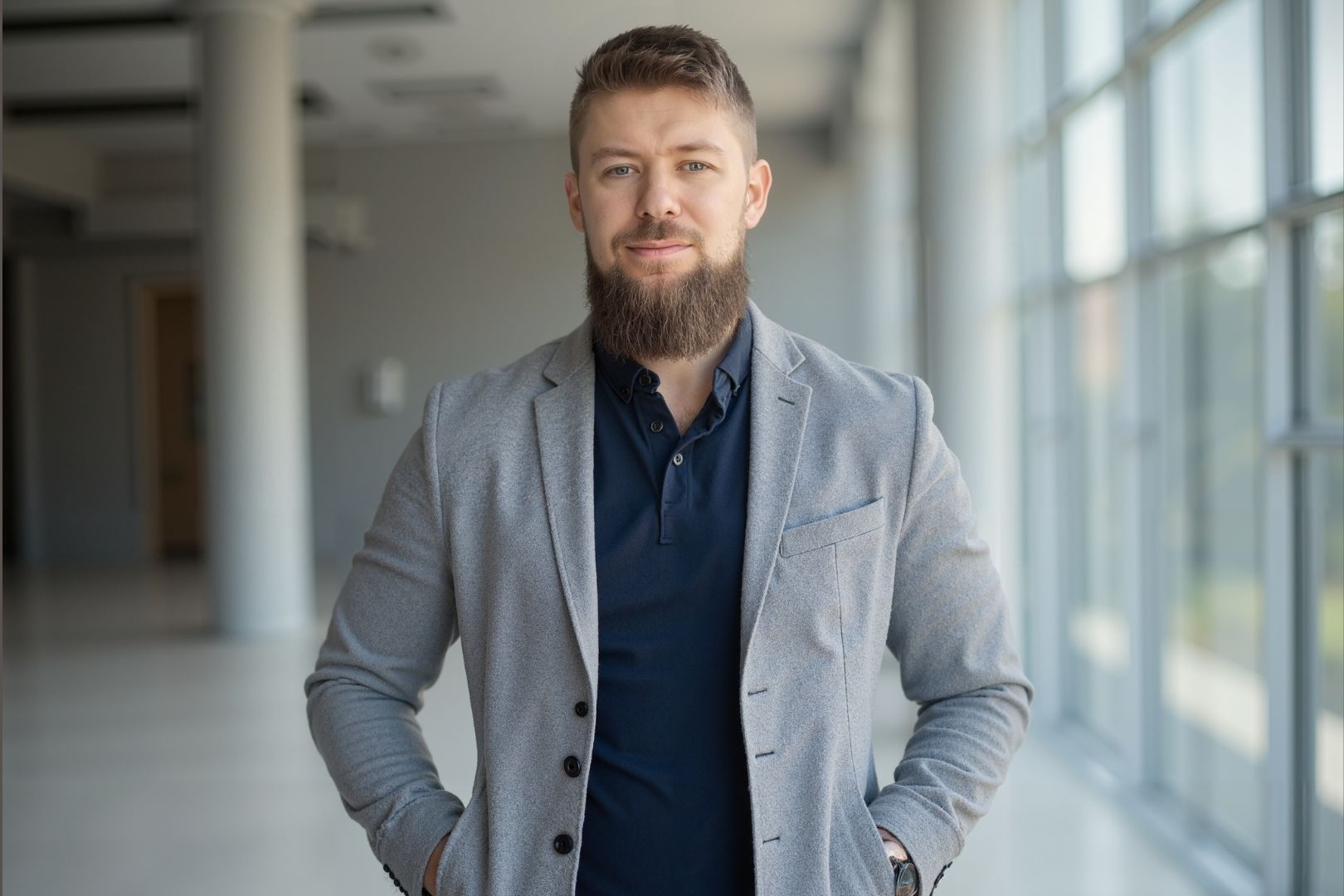 Pascal Mayer graue Jacke.jpg