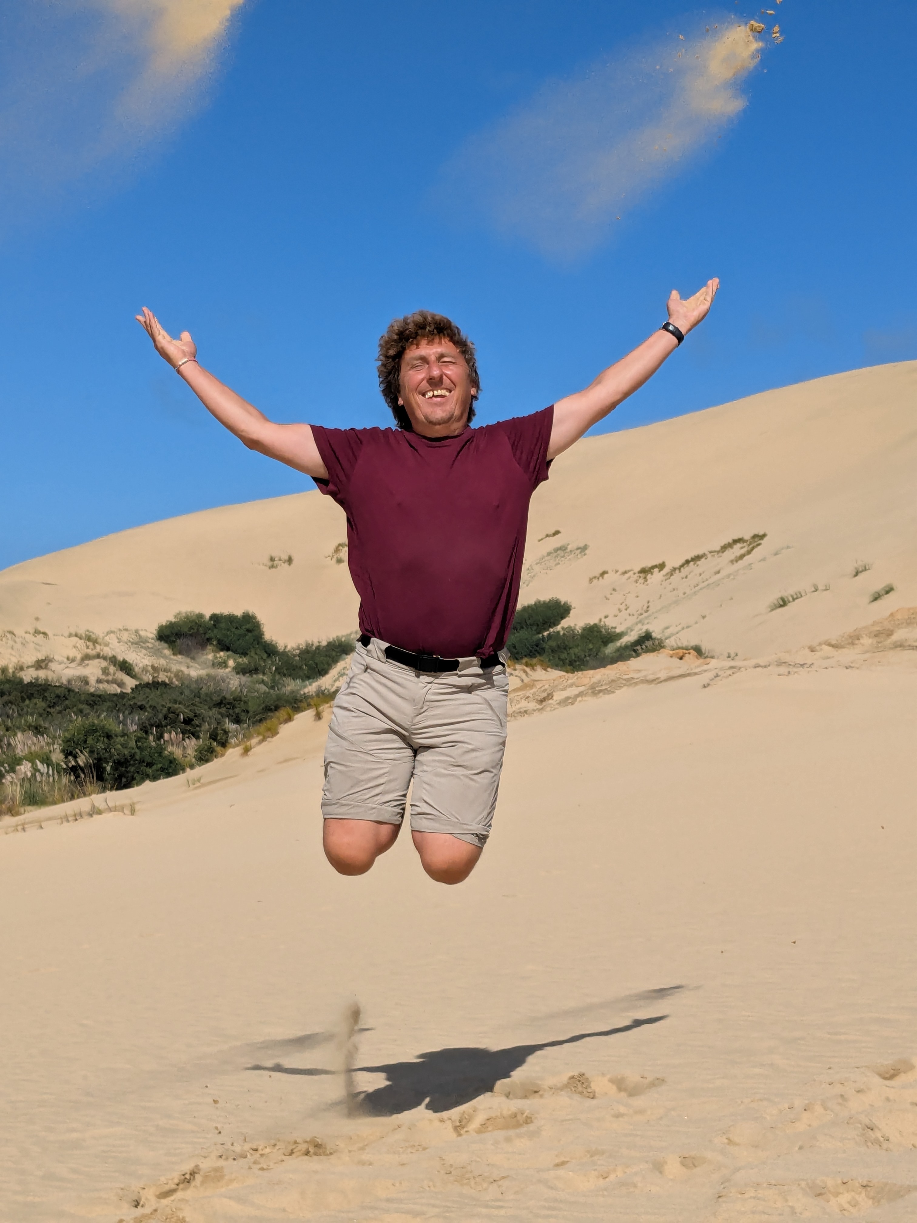 MArkus hüpft im Sand.jpg