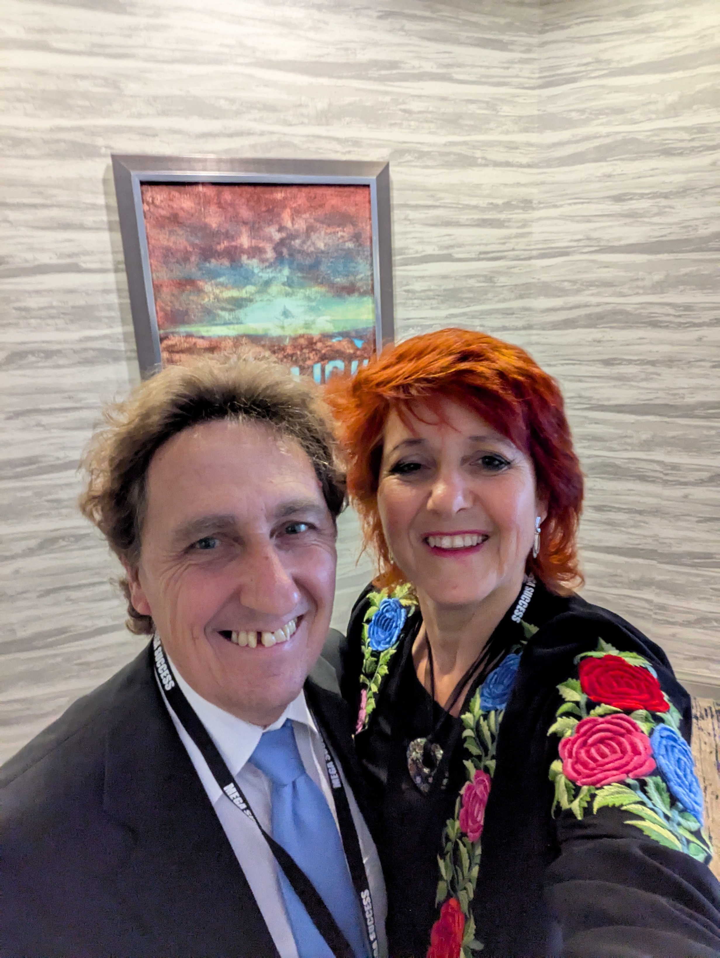 Markus und Susana Kessler hübsch angezogen mit grünem Hintergrund