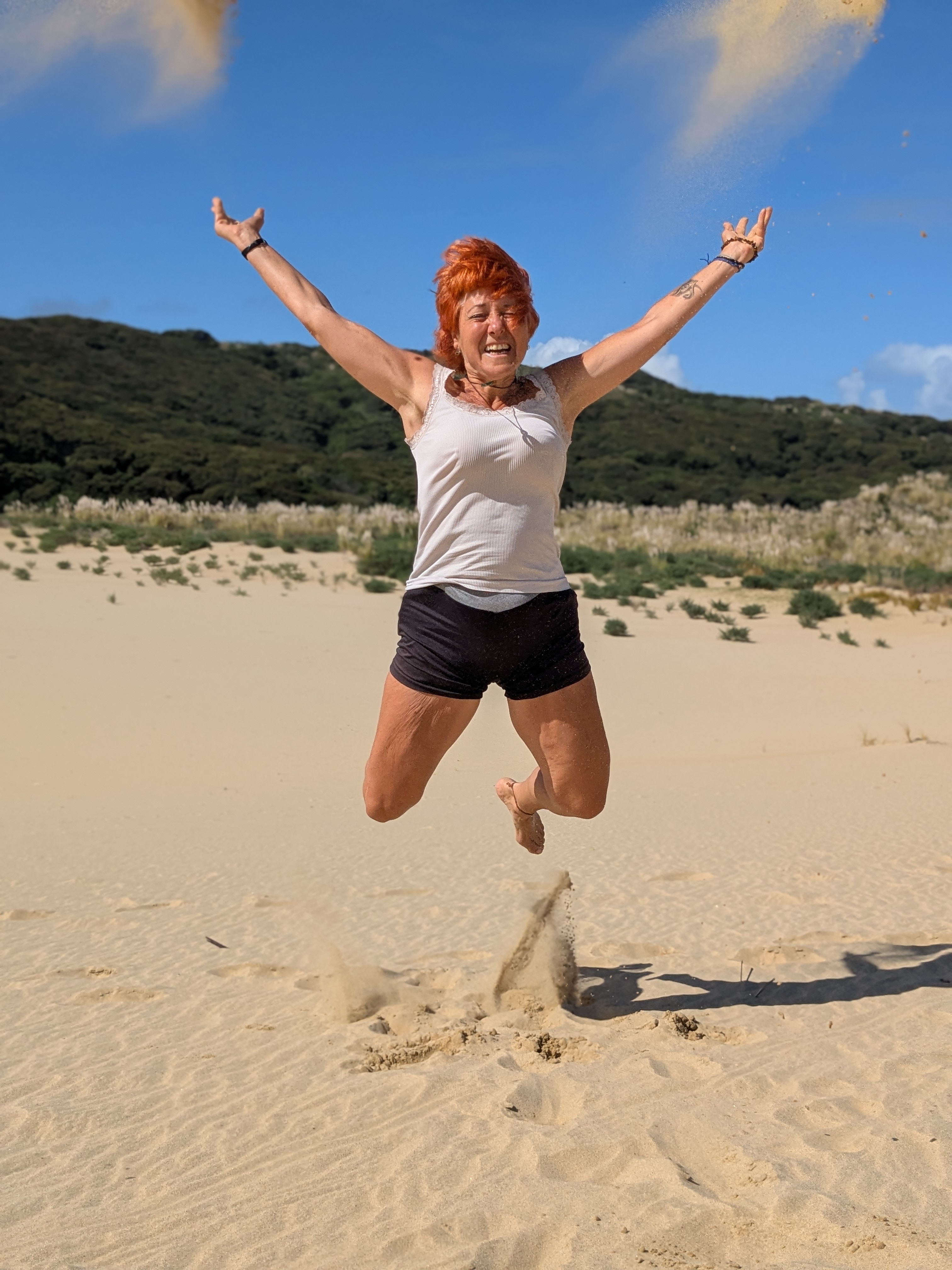 Susana hüpft im Sand.jpg