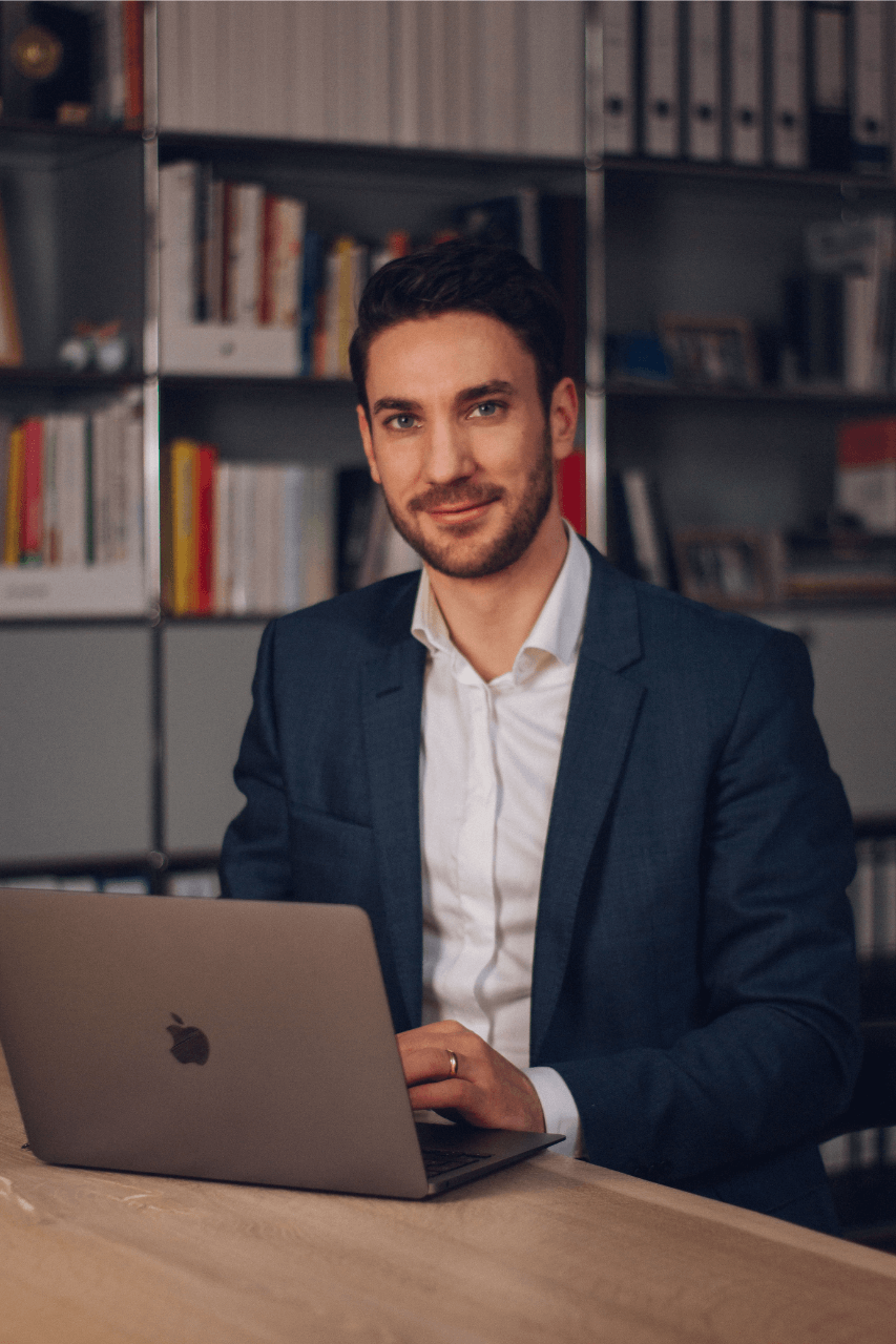 Simon mit Laptop (1).png