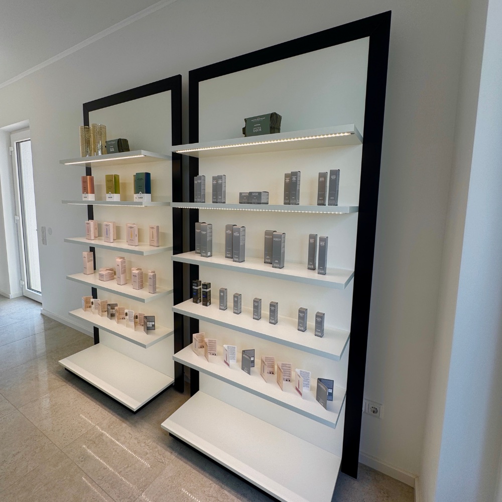 Produktregal mit Babor-Kosmetik bei HeyBeauty Kosmetikstudio – exklusive Pflegeprodukte stilvoll präsentiert