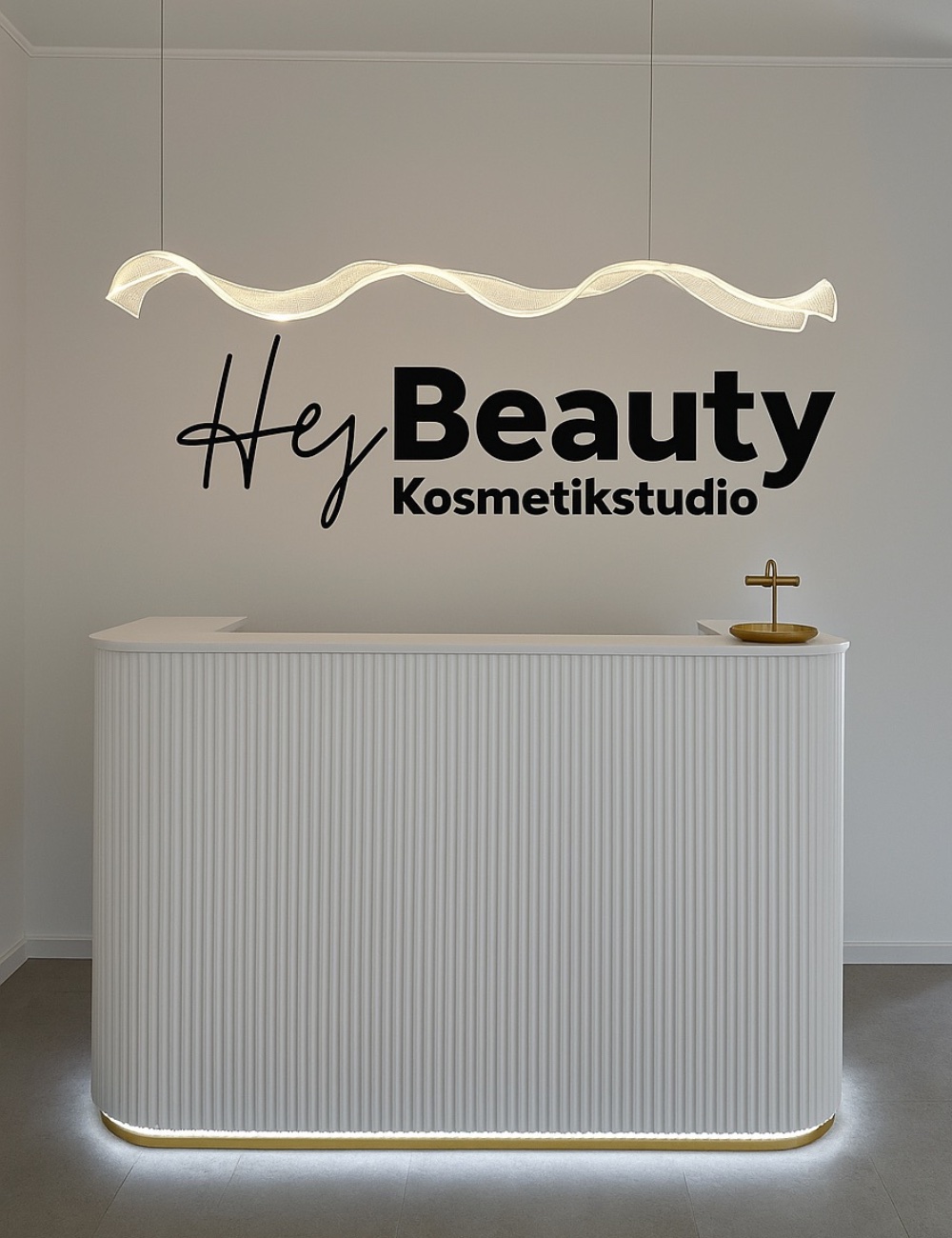 Hierbei handelt es sich um die Empfangstheke vom HeyBeauty Kosmetikstudio