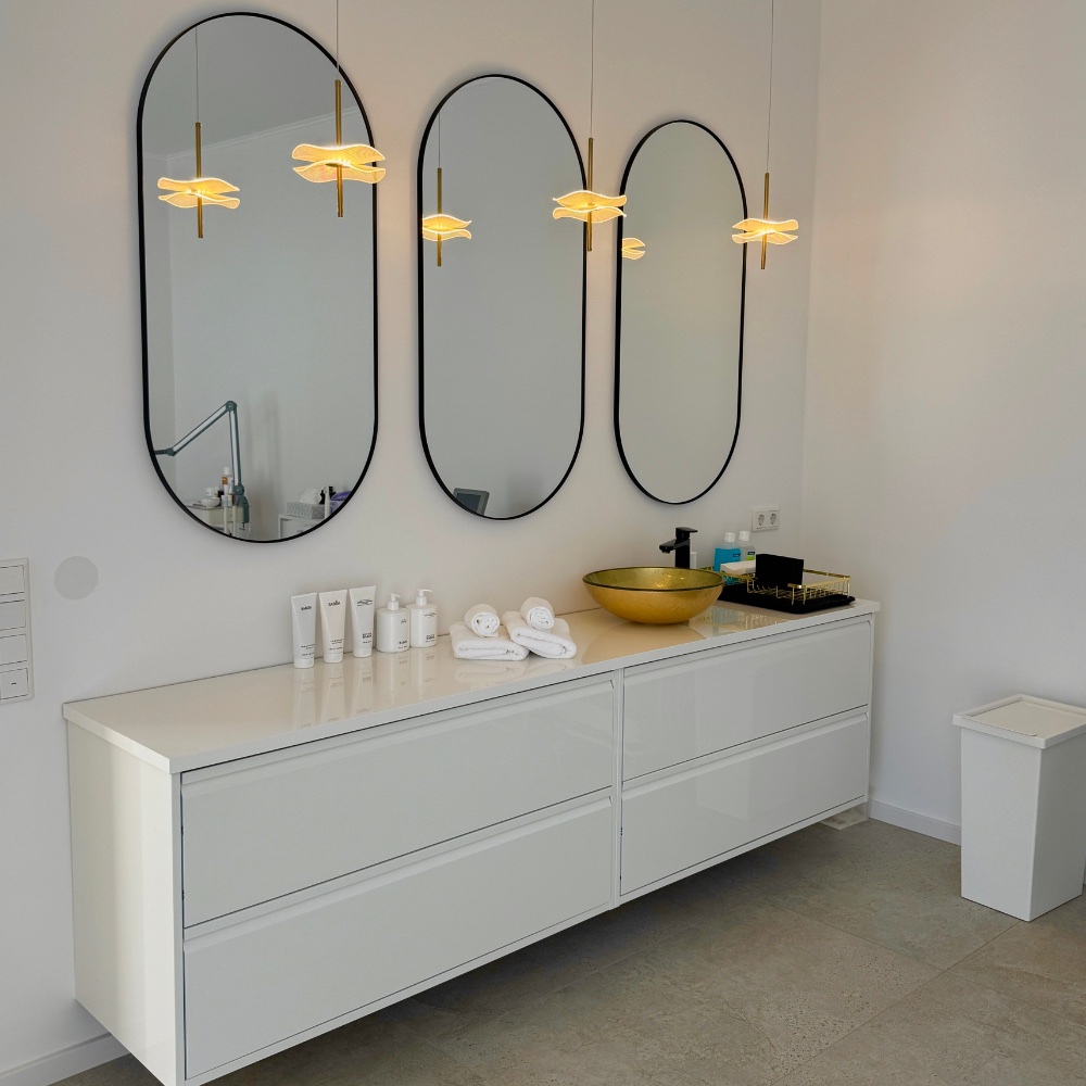 Pflegeregale mit Babor-Produkten und Waschbecken im Kosmetikstudio HeyBeauty – stilvoll eingerichteter Behandlungsbereich