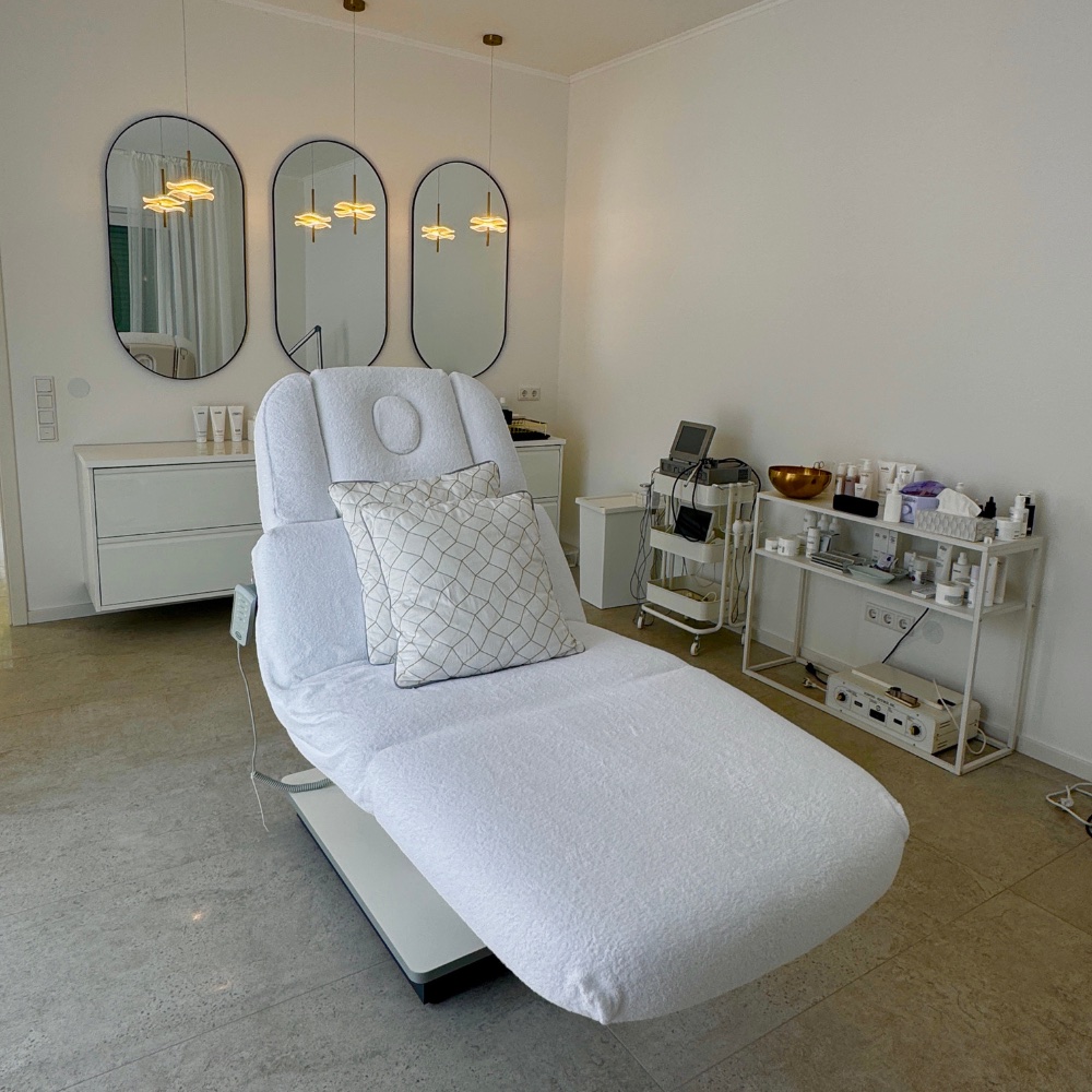 Behandlungsliege im Behandlungsraum von HeyBeauty Kosmetikstudio in Osnabrück – modern, hell und einladend
