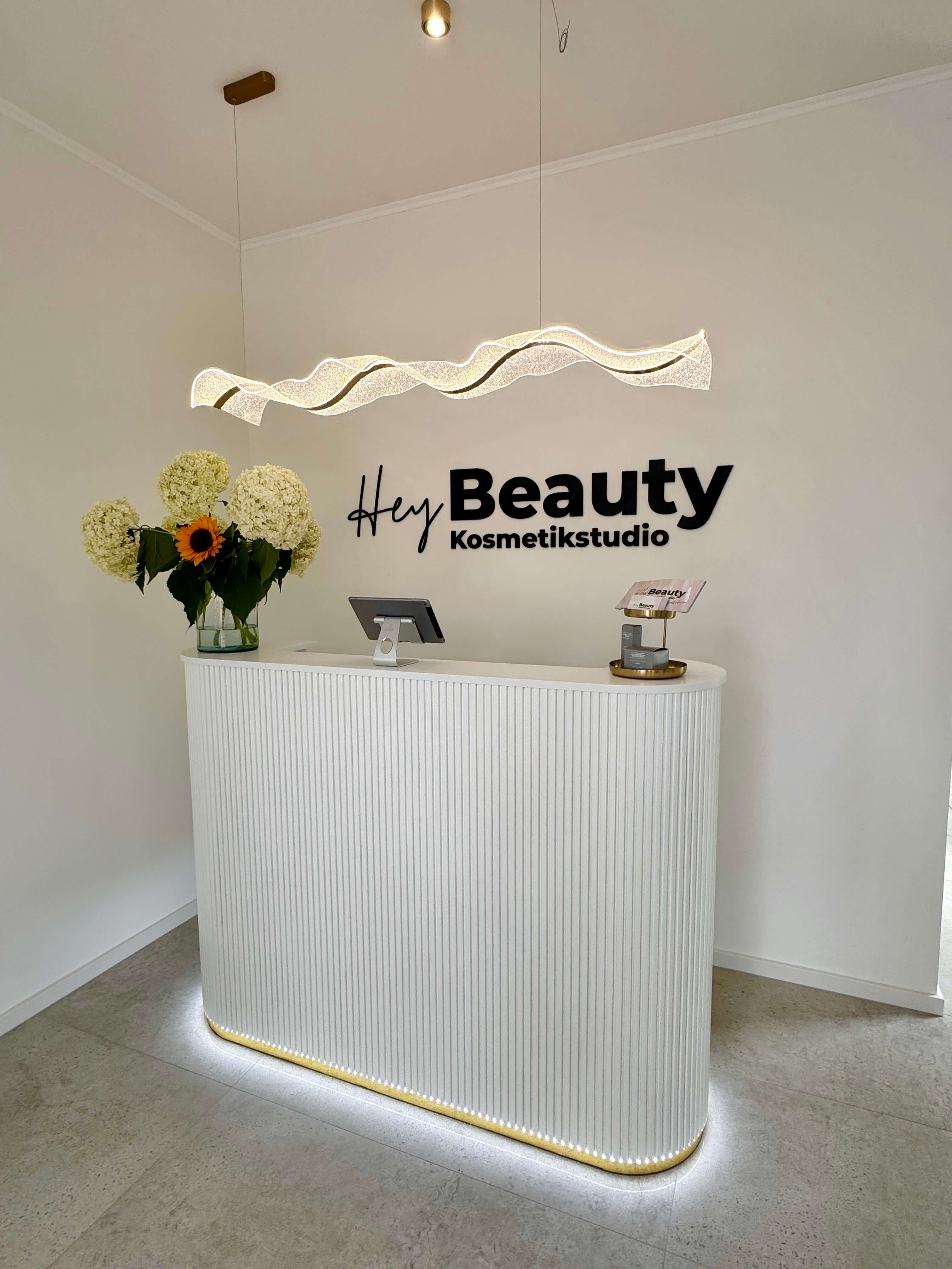 Hierbei handelt es sich um die Empfangstheke vom HeyBeauty Kosmetikstudio
