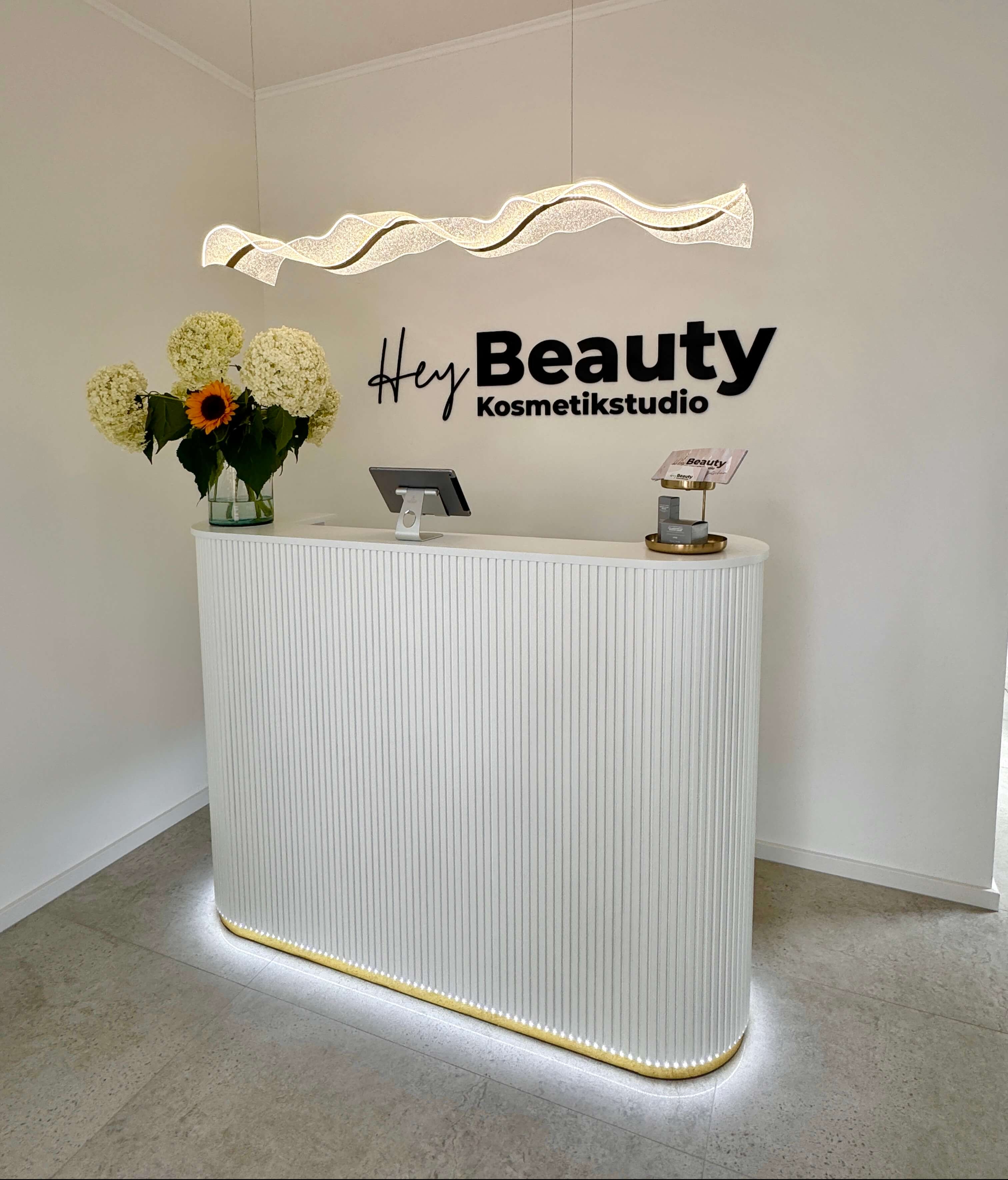 Hierbei handelt es sich um die Empfangstheke vom HeyBeauty Kosmetikstudio