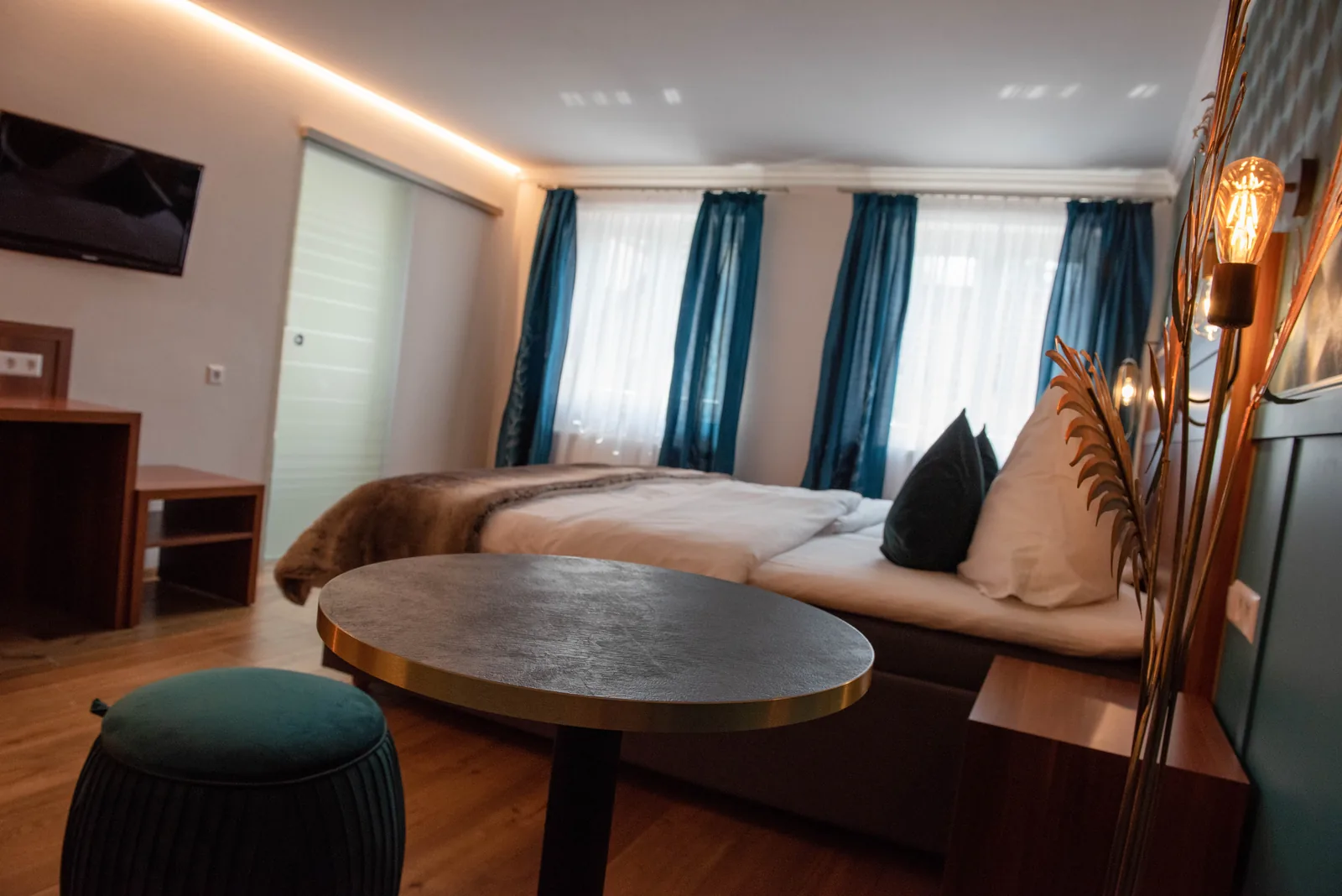 Sitzecke mit rundem Tisch und Sofa im Superior Zimmer