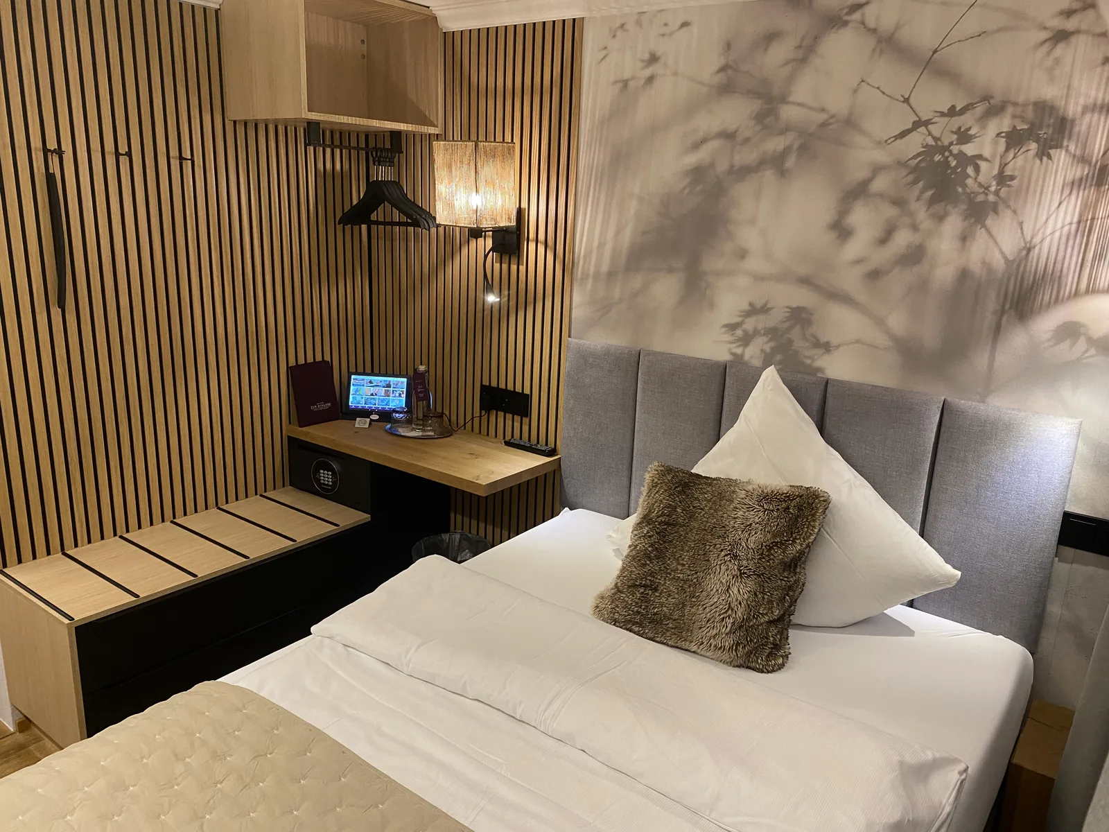 Doppelbett und Schreibtisch im Einzelzimmer Plus