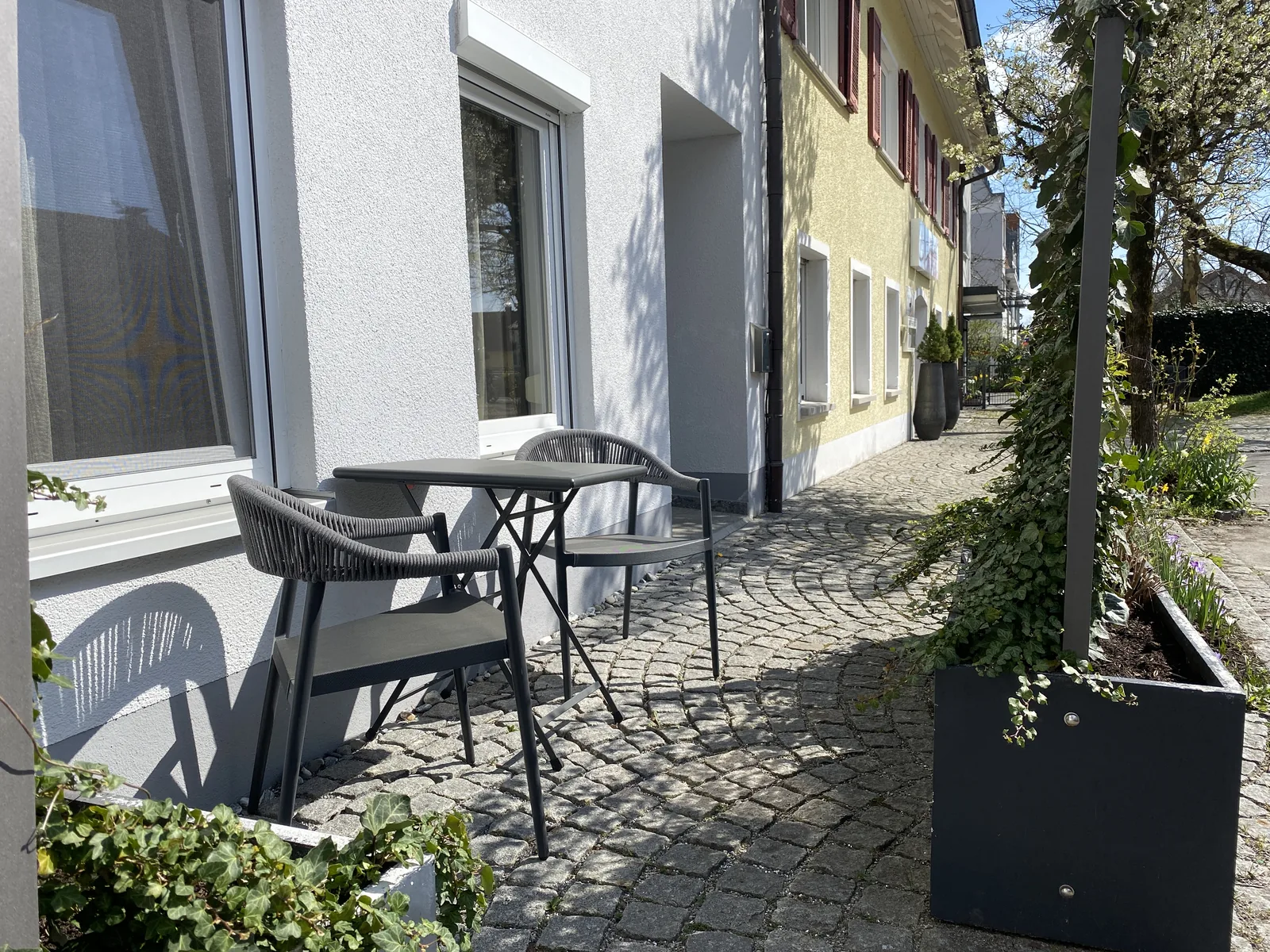 Private Terrasse der Junior Suite mit Tisch und Stühlen
