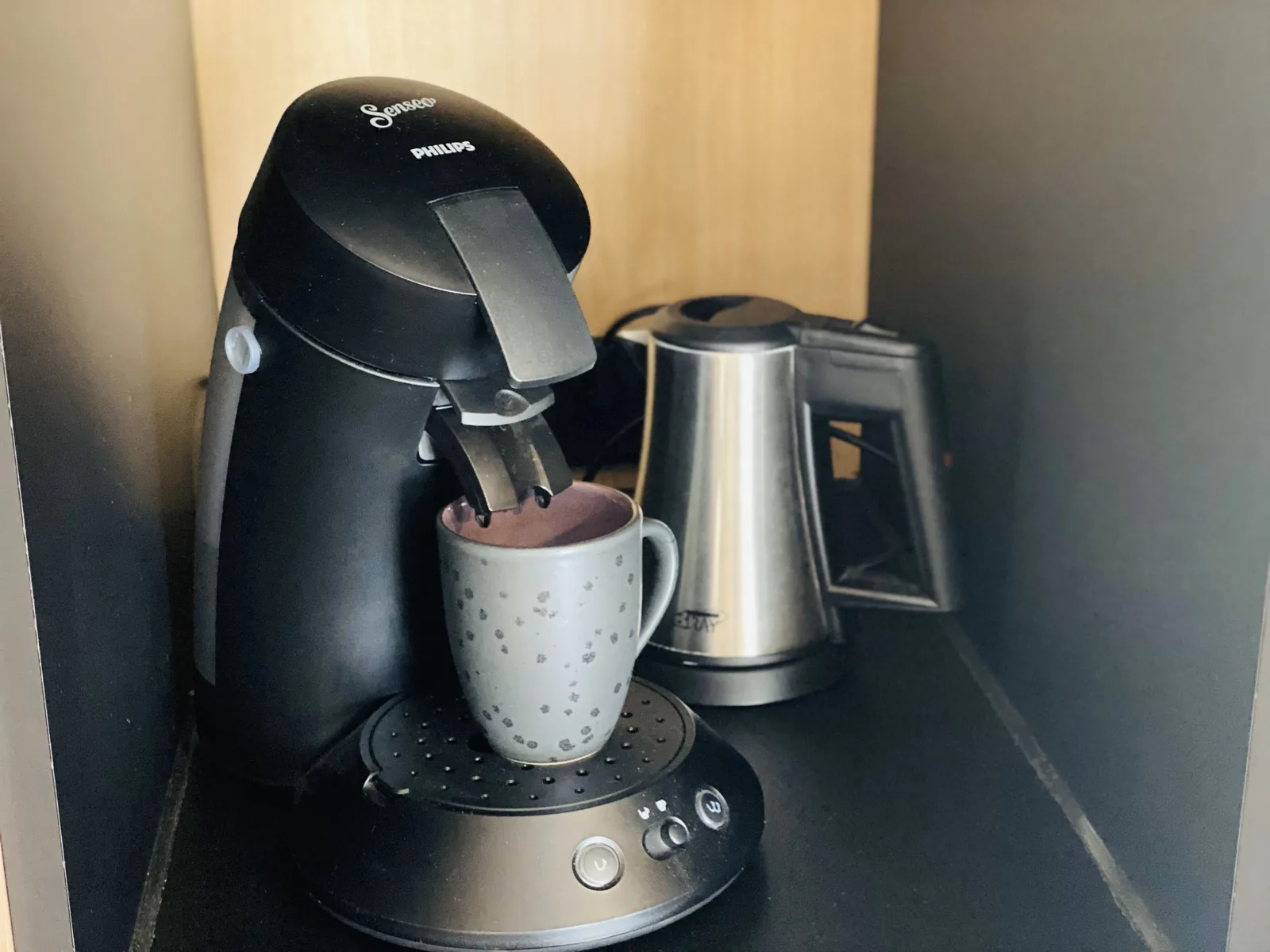 Kaffeepadmaschine, Tasse und Wasserkocher in der Junior Suite