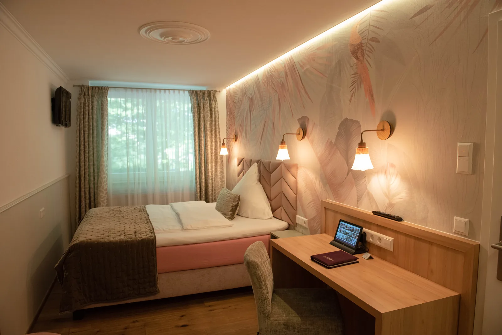 Komfort Doppelzimmer mit Schreibtisch und abgestimmter Beleuchtung
