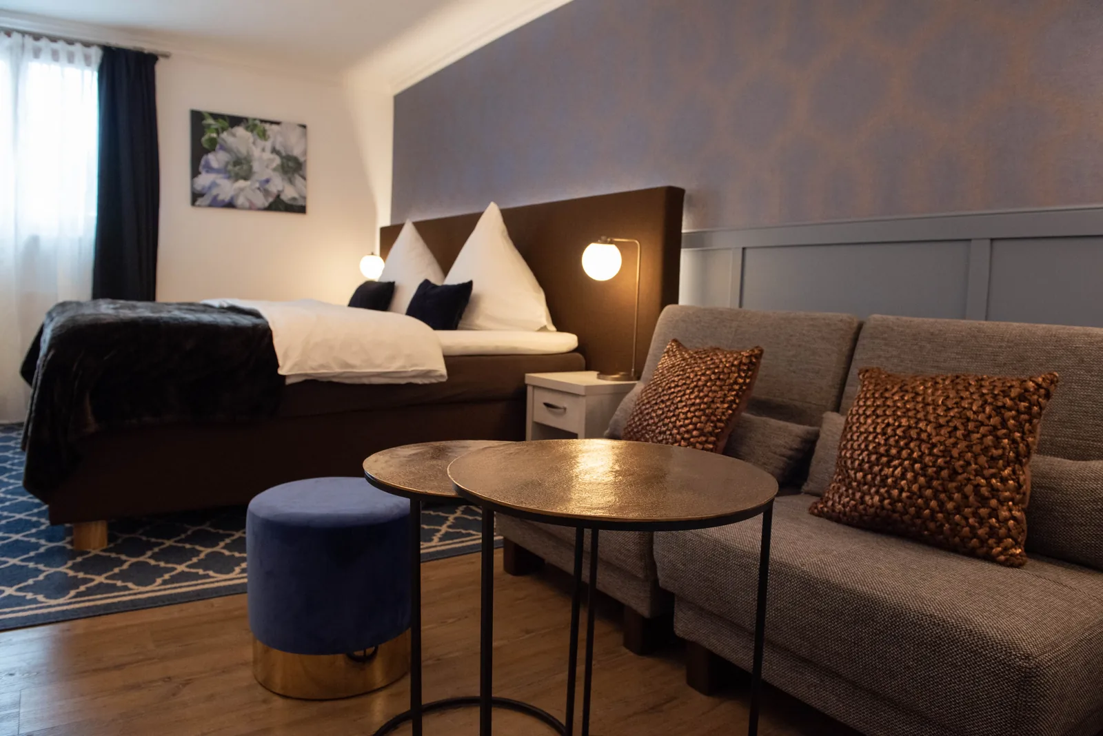 Superior Zimmer mit Doppelbett, Sofa und rundem Tisch