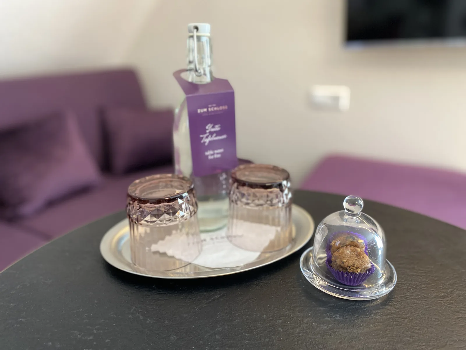 Wasserflasche und kleine Gläser auf einem Tablett im Superior Zimmer