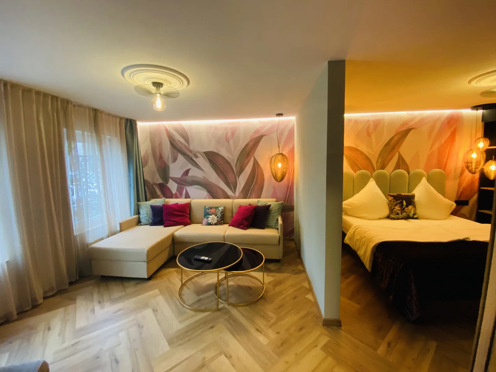 Blick auf Wohn- und Schlafbereich der Junior Suite