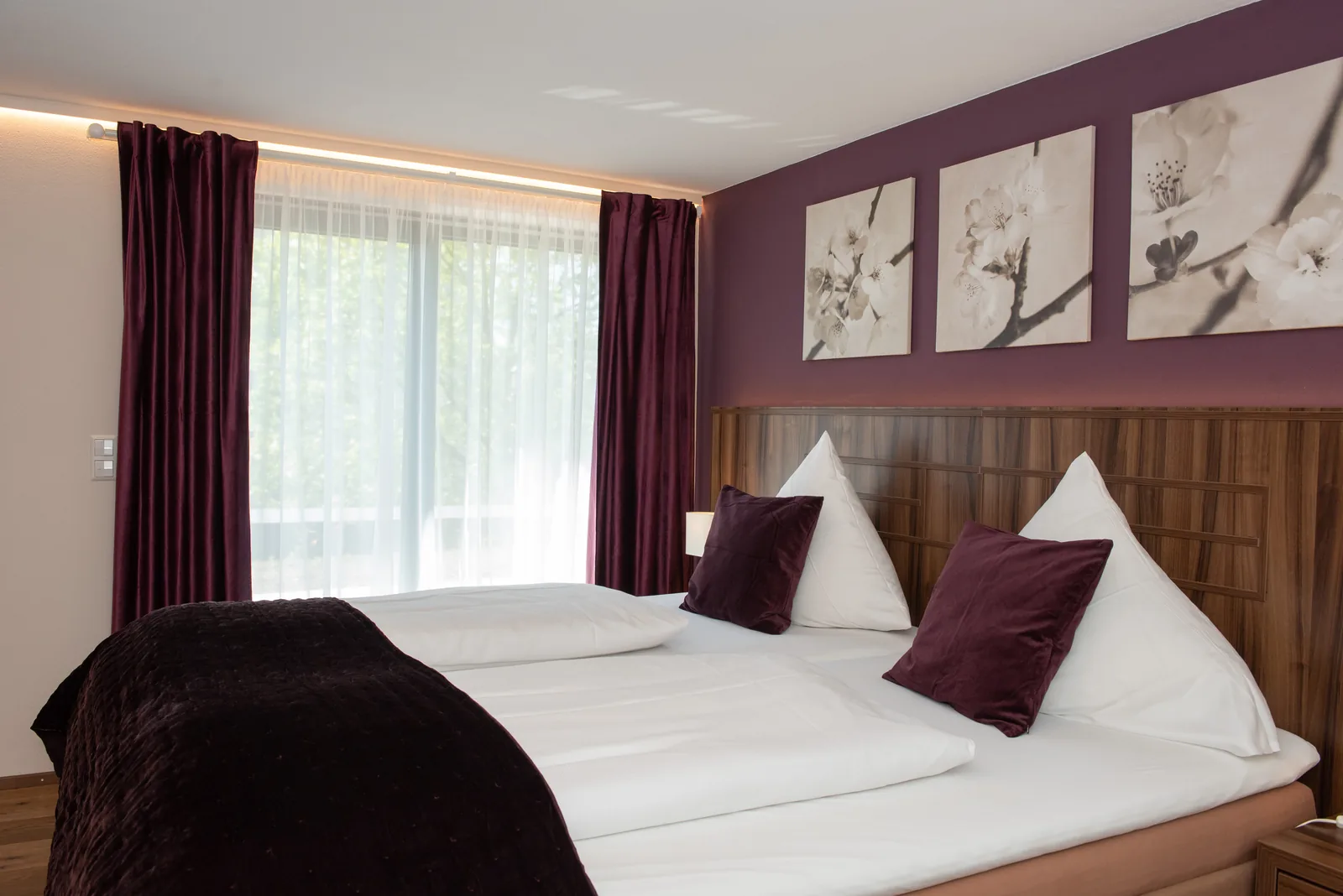 Superior Zimmer mit Doppelbett und Vorhängen am Fenster
