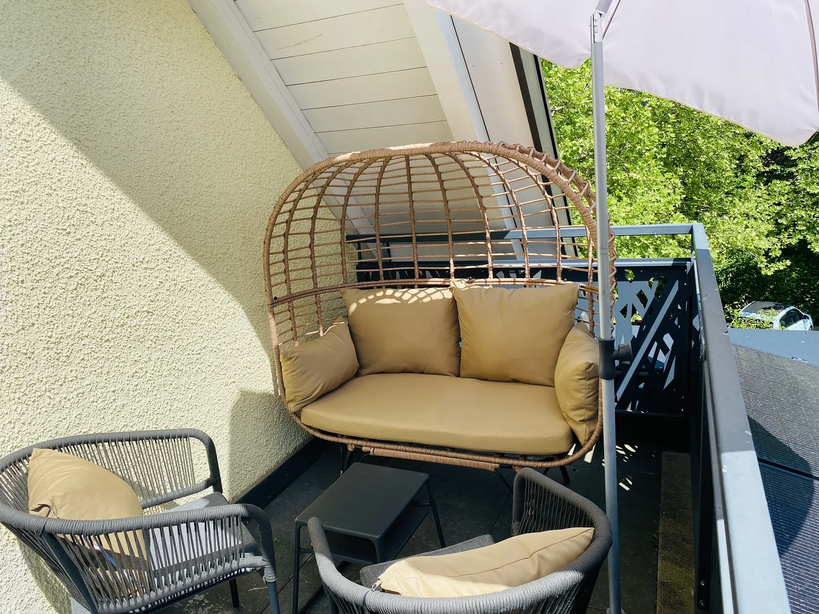 Südbalkon mit Korbsessel und Beistelltisch