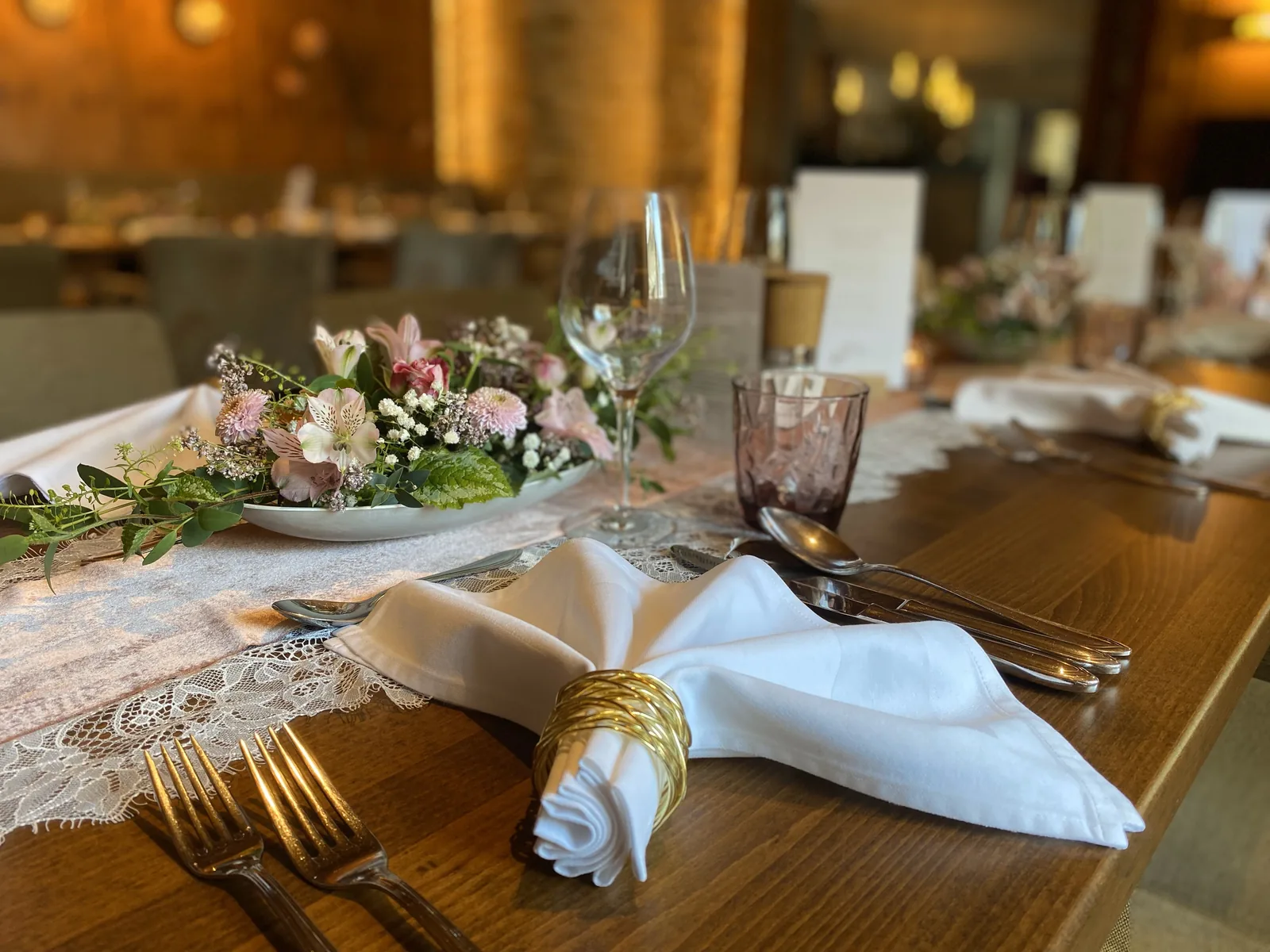 Festlich gedeckter Tisch mit Servietten und Blumendekoration