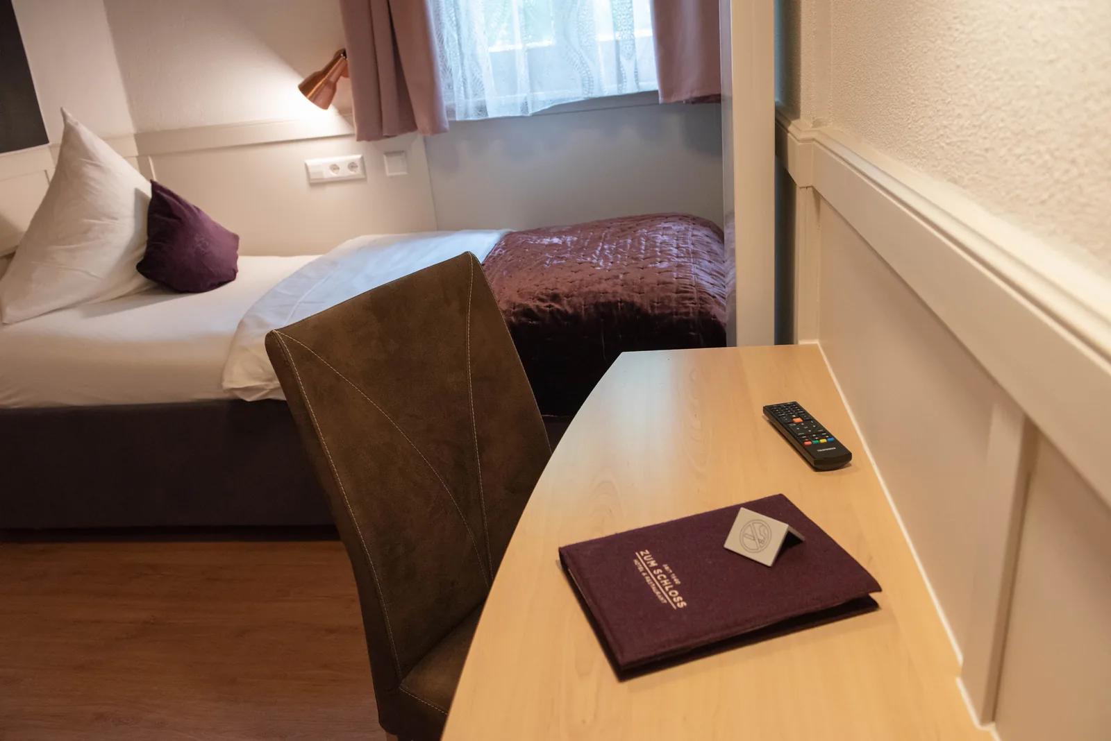 Schreibtisch mit Tablet und Stuhl im Einzelzimmer
