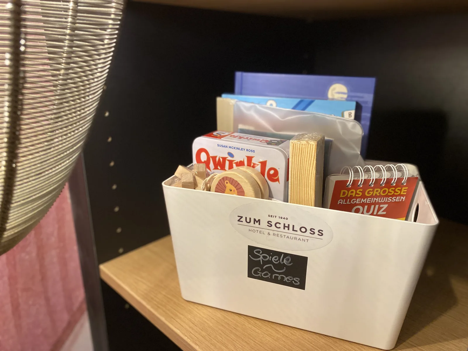 Spielebox mit Gesellschaftsspielen im Hotelzimmer