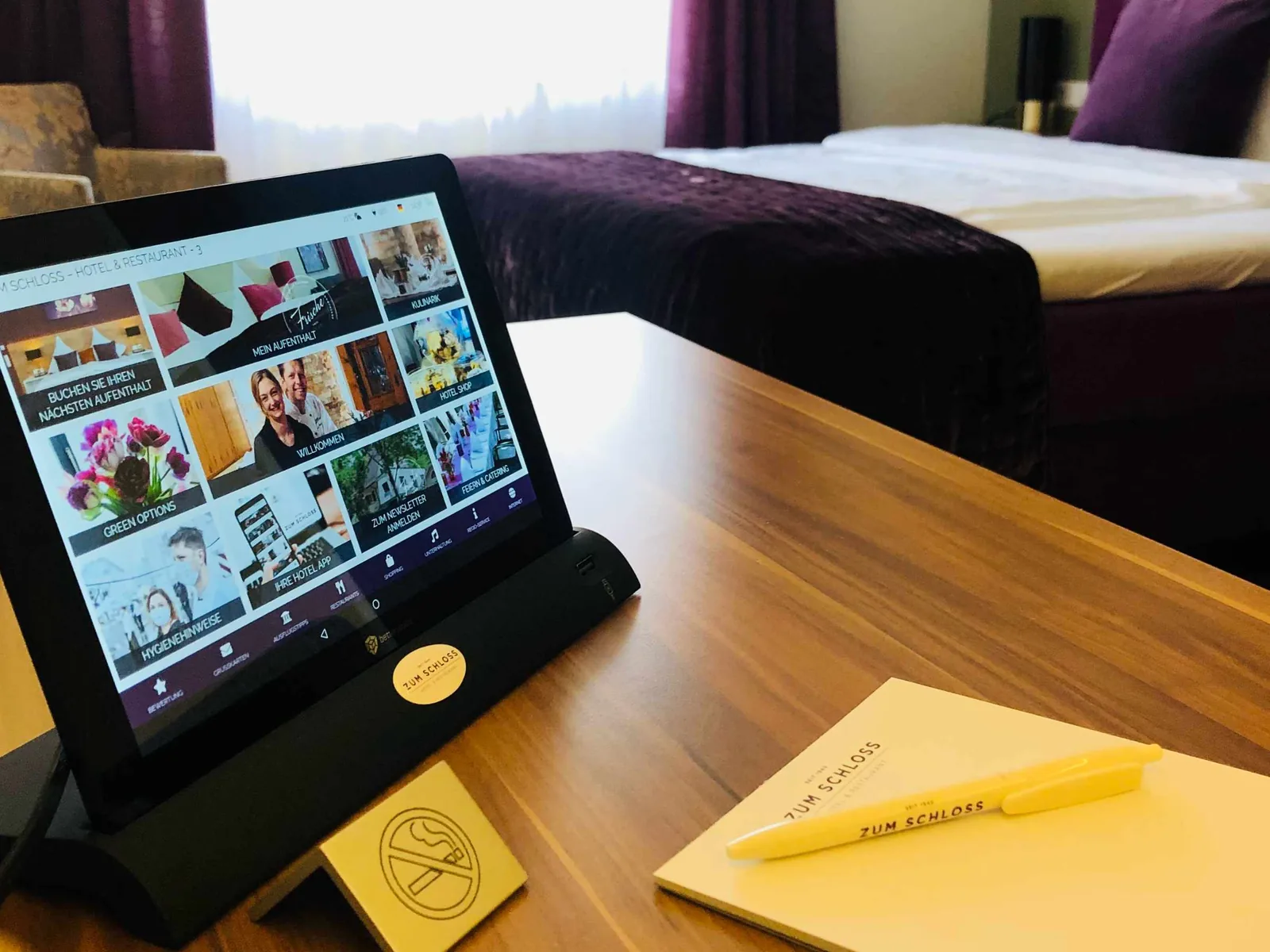 Digitale Gästemappe auf dem Tablet im Hotelzimmer