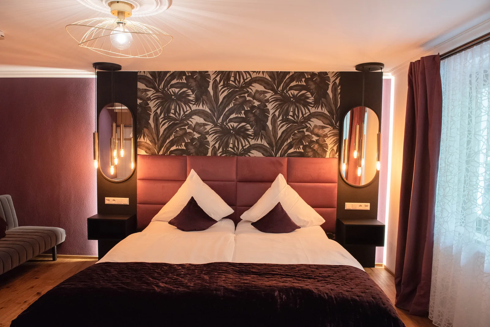 Superior Zimmer mit Floraltapete und Pendelleuchten am Doppelbett