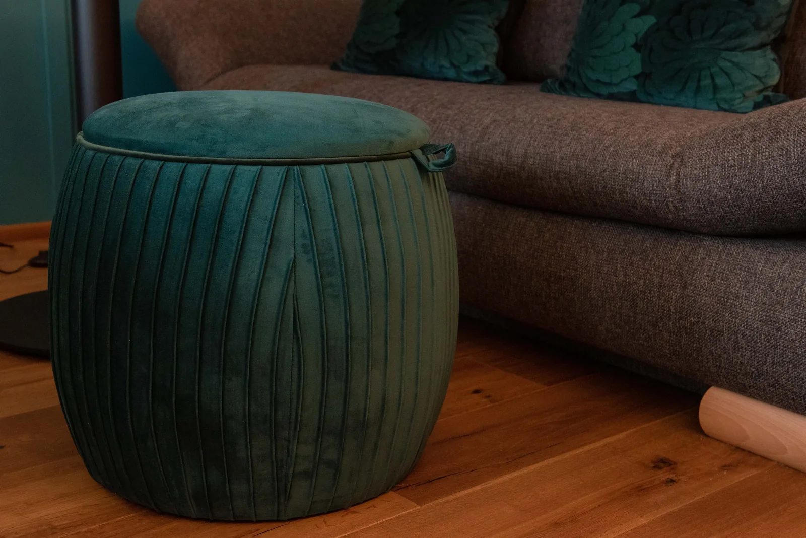 Grüner Hocker vor dem Sofa im Superior Zimmer