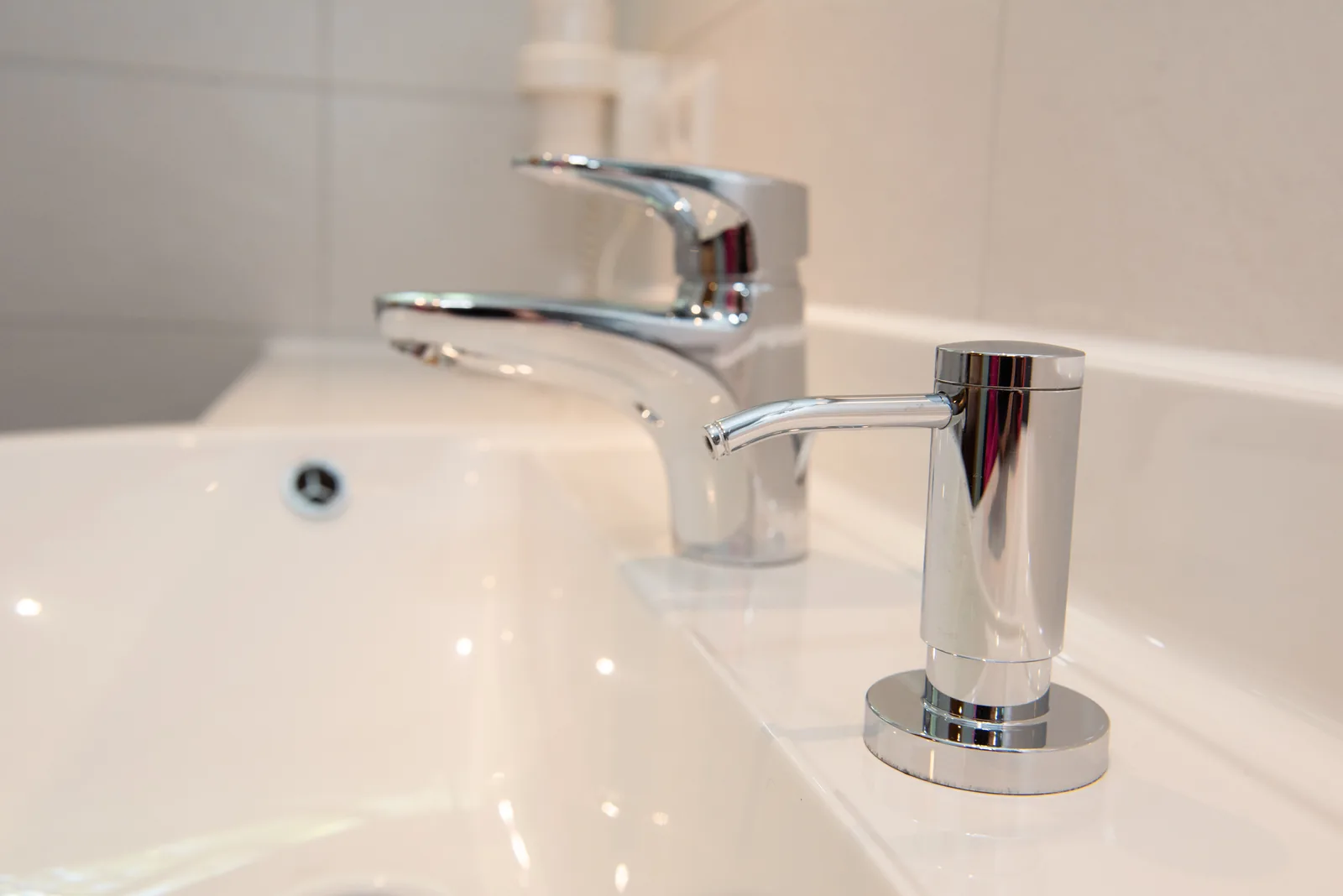 Waschbecken mit verchromter Armatur im Badezimmer