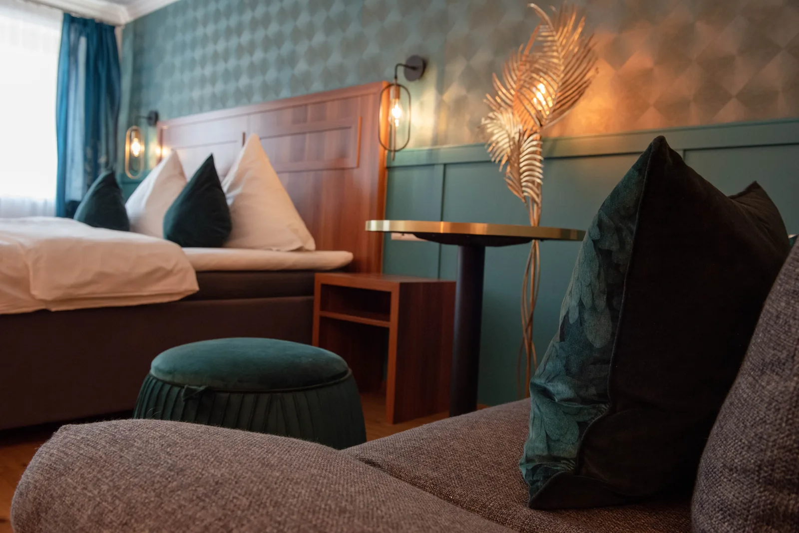 Superior Zimmer mit türkisfarbener Wand und gepolsterter Sitzecke