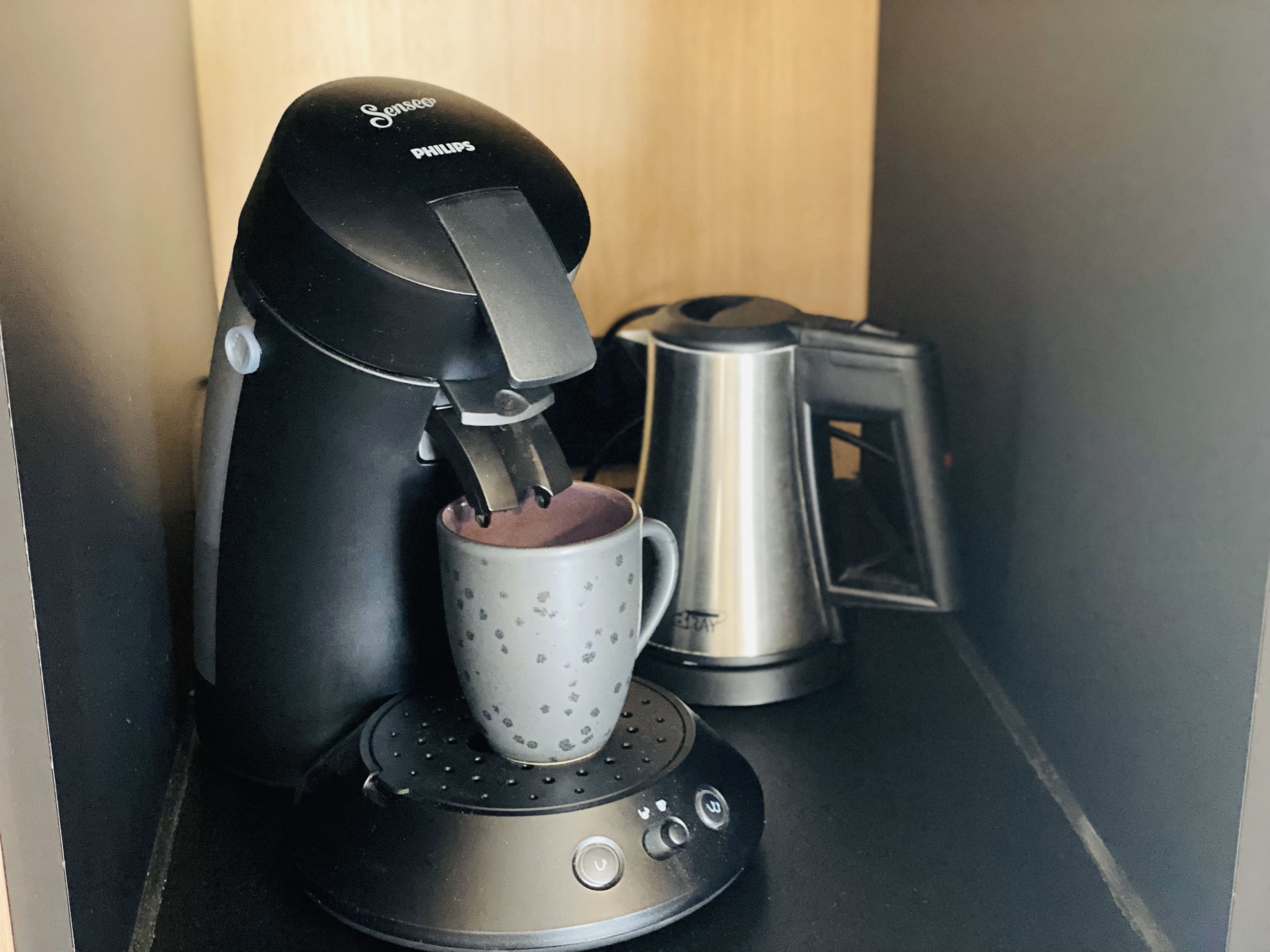 Kaffemaschine und Wasserkocher in der Junior Suite als Famlienzimmer im Boutiquehotel in der Nähe vom Bodensee im Allgäu.