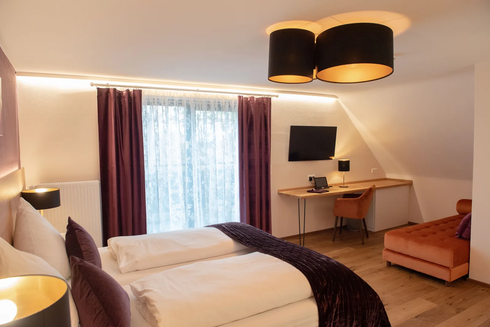 Superior Zimmer mit Doppelbett, Schreibtisch und Fernseher