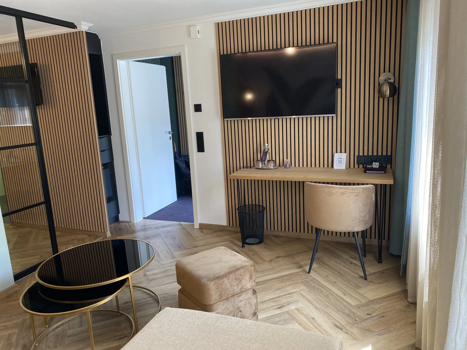 Wohnbereich der Junior Suite mit Fernseher und Schreibtisch