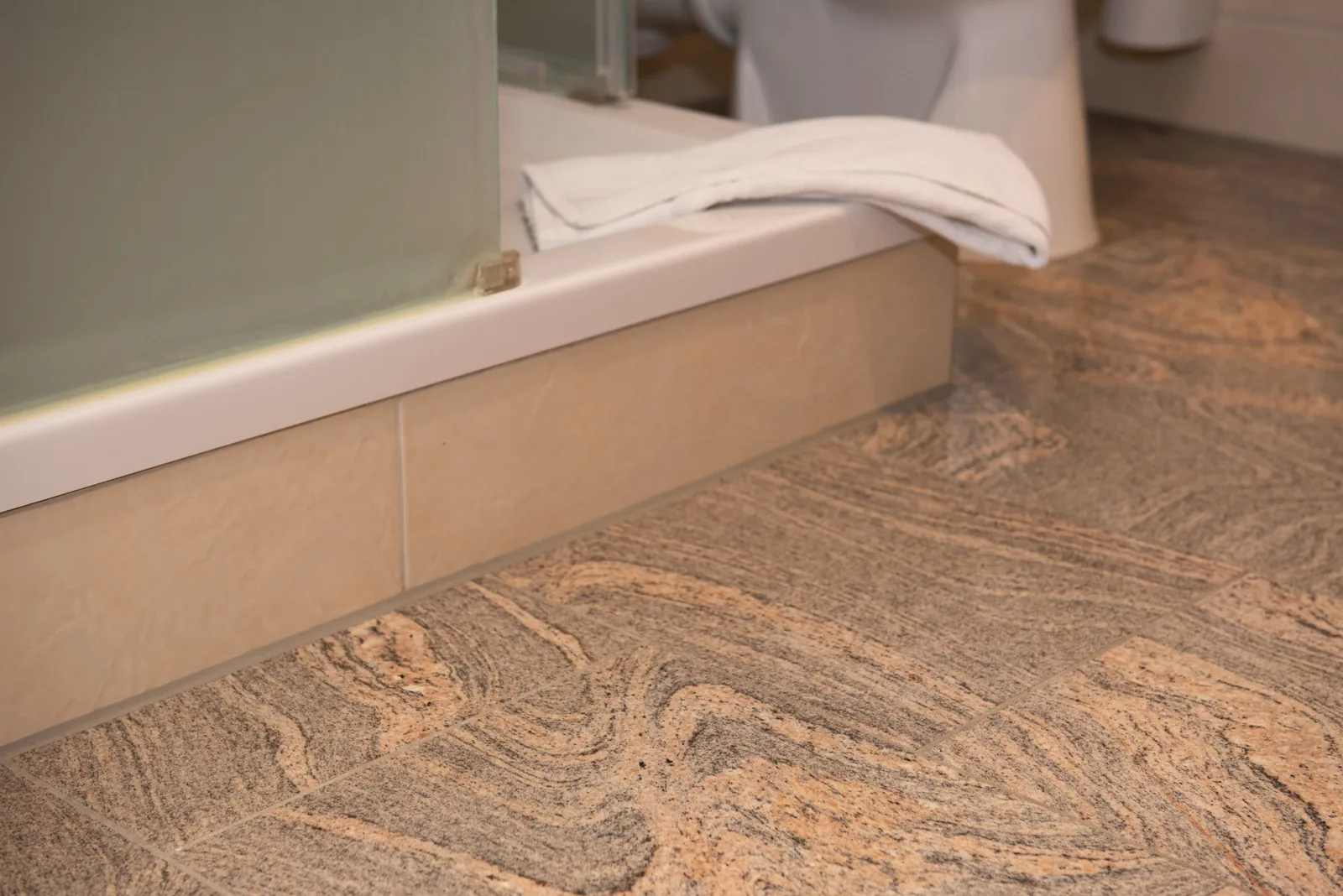 Ablage und gefaltetes Handtuch im Badezimmer