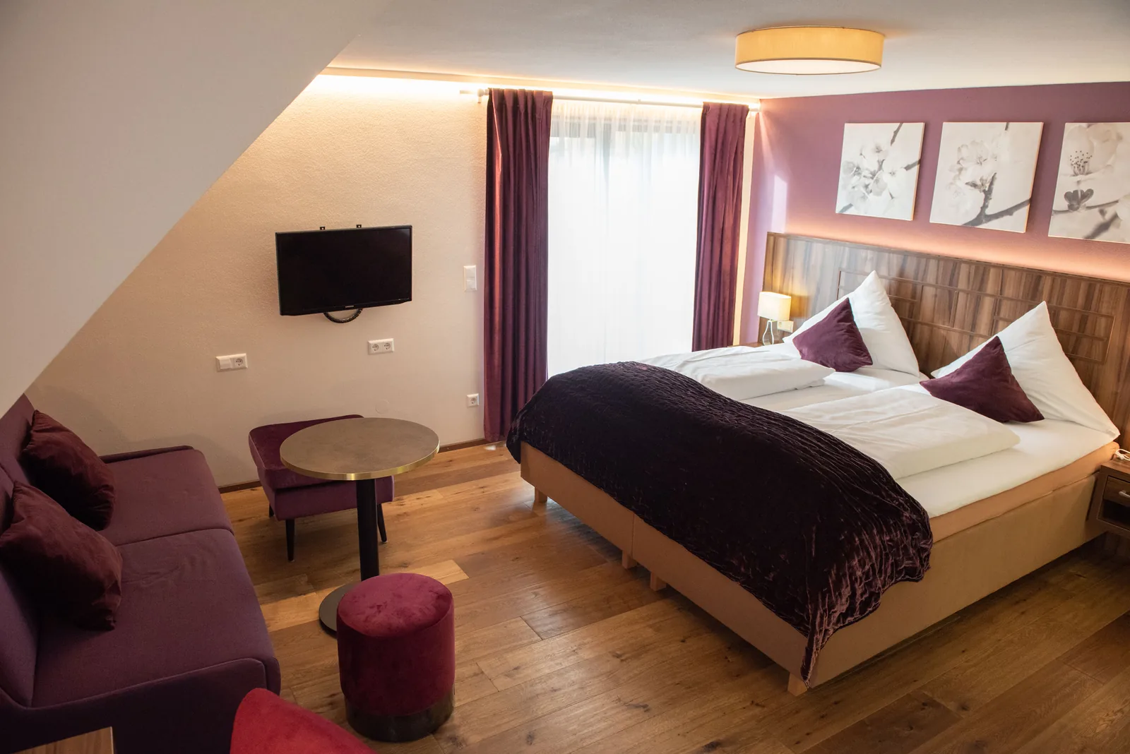 Superior Zimmer mit Sitzbereich und Doppelbett unter der Dachschräge