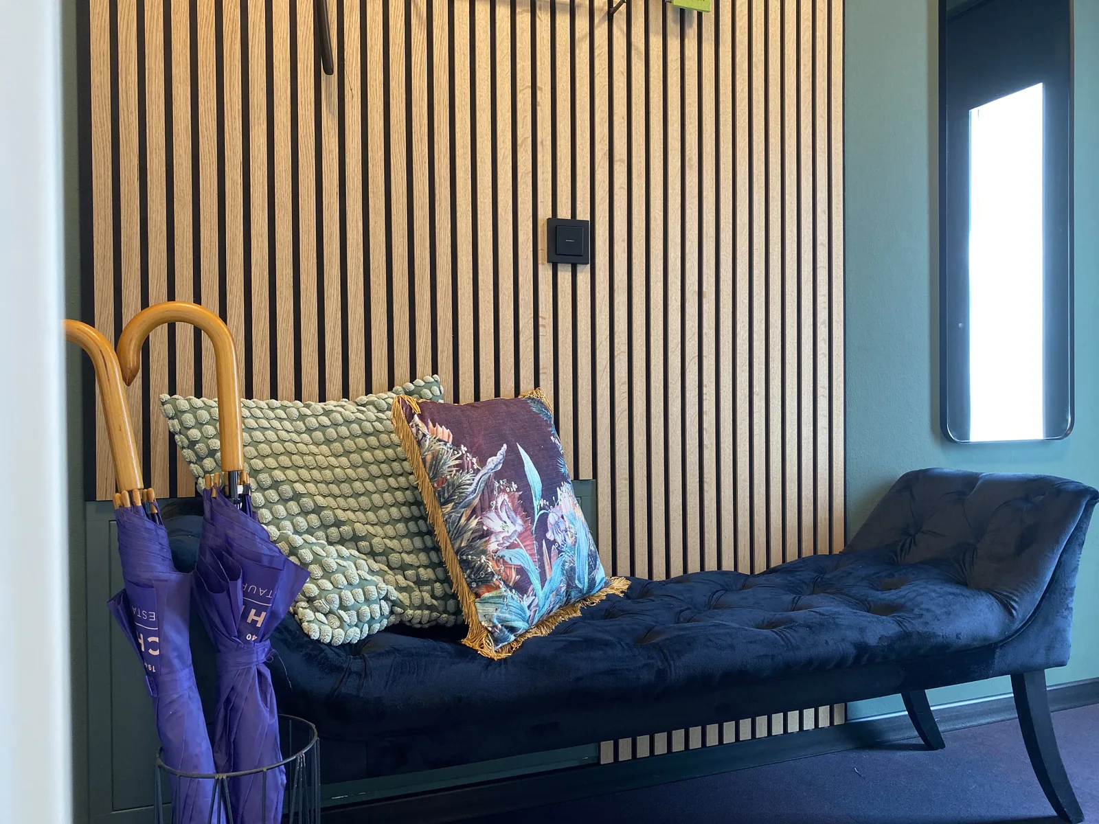 Sitzbank und Garderobe im Eingangsbereich der Junior Suite