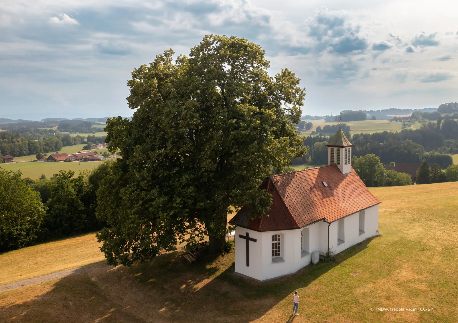Hl. Geist Kapelle Amtzell auf einem Hügel mit Blick in die Landschaft