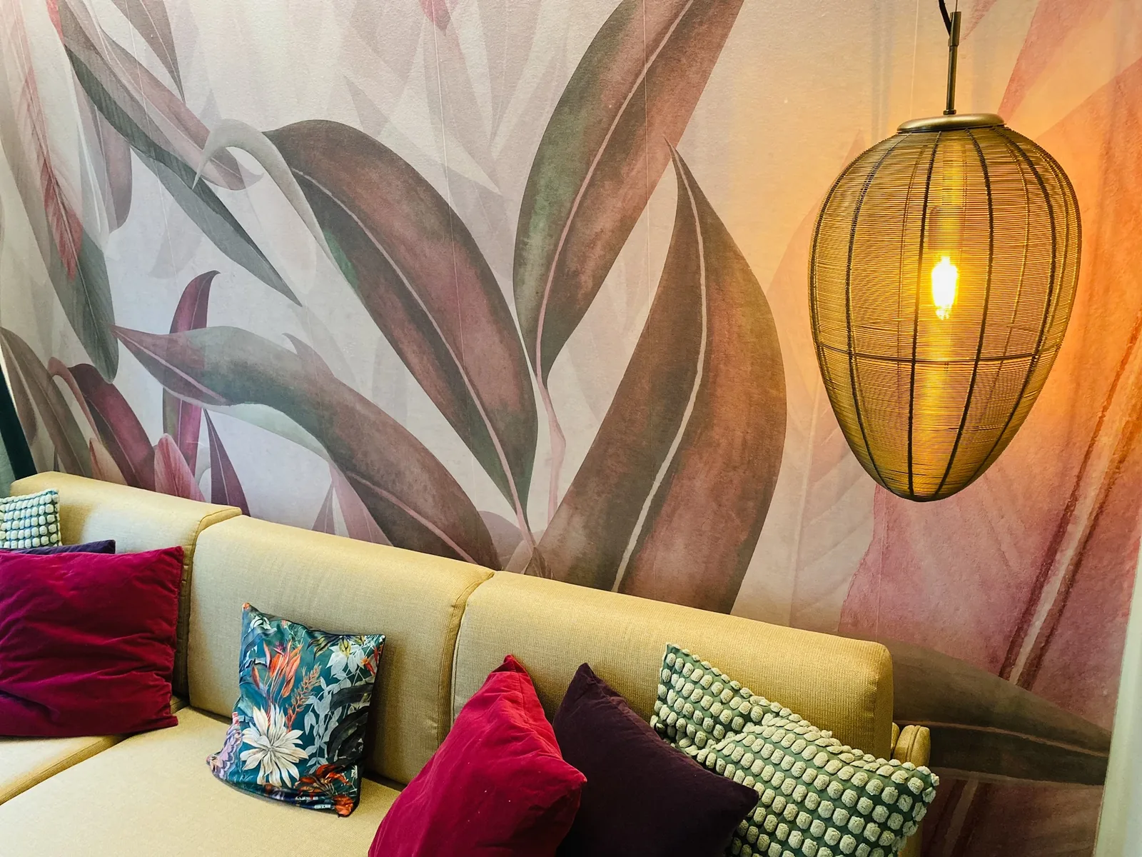 Floraltapete, Kissen und Pendelleuchte in der Junior Suite