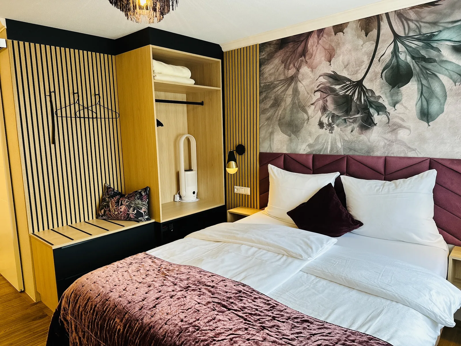 Komfort Doppelzimmer mit floraler Wand und Holzlamellen