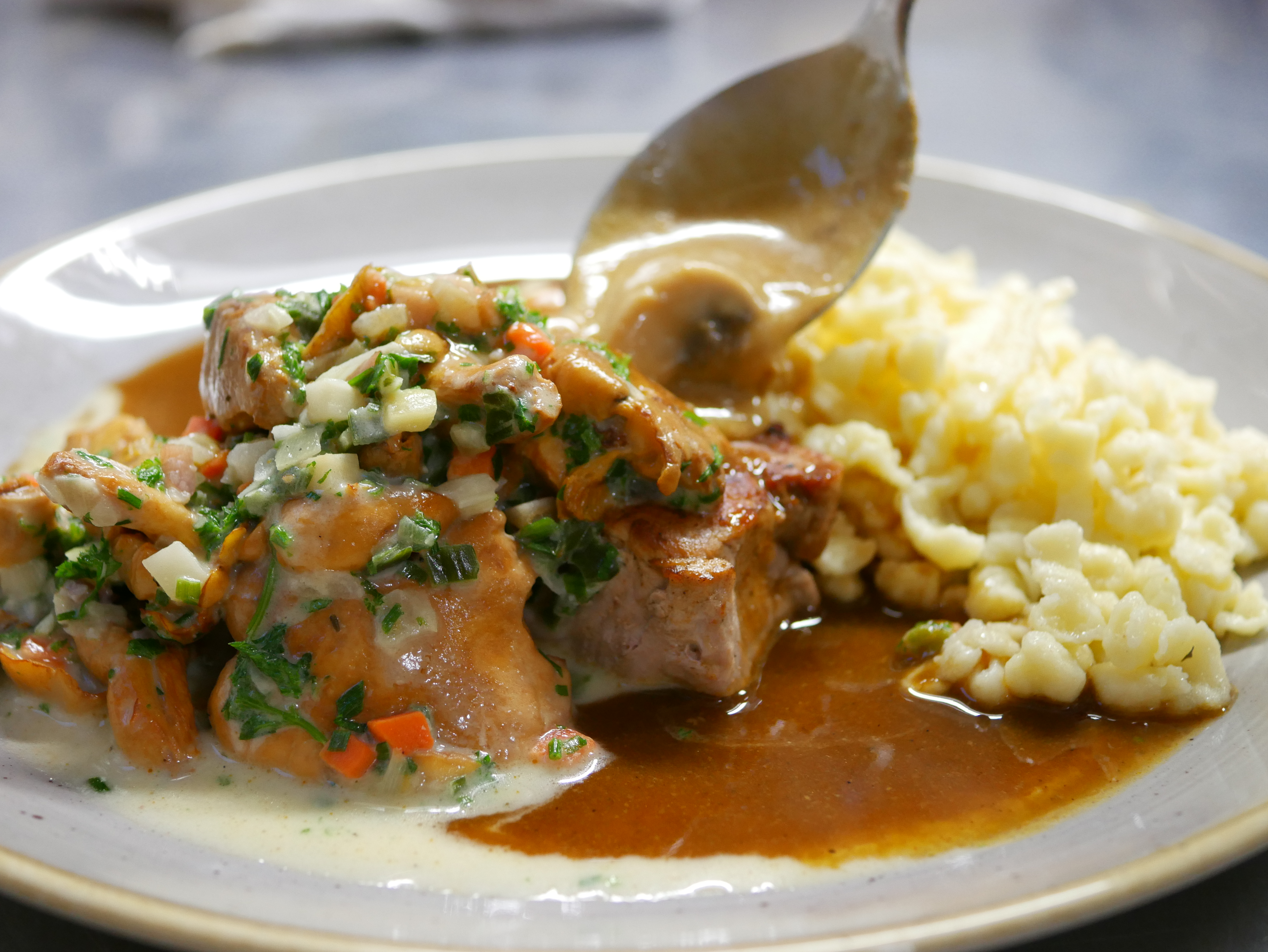 Leckere schwäbische Küche, Kochhandwerk, Rahmschnitzel mit selbstgemachten Spätzle