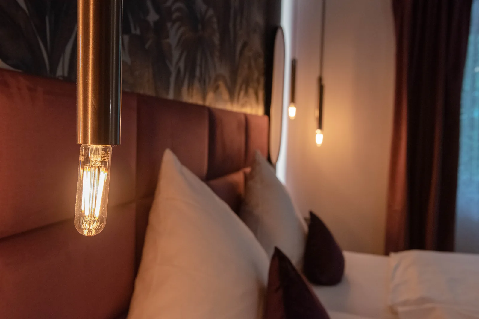 Kopfteil und Pendelleuchte am Bett im Superior Zimmer