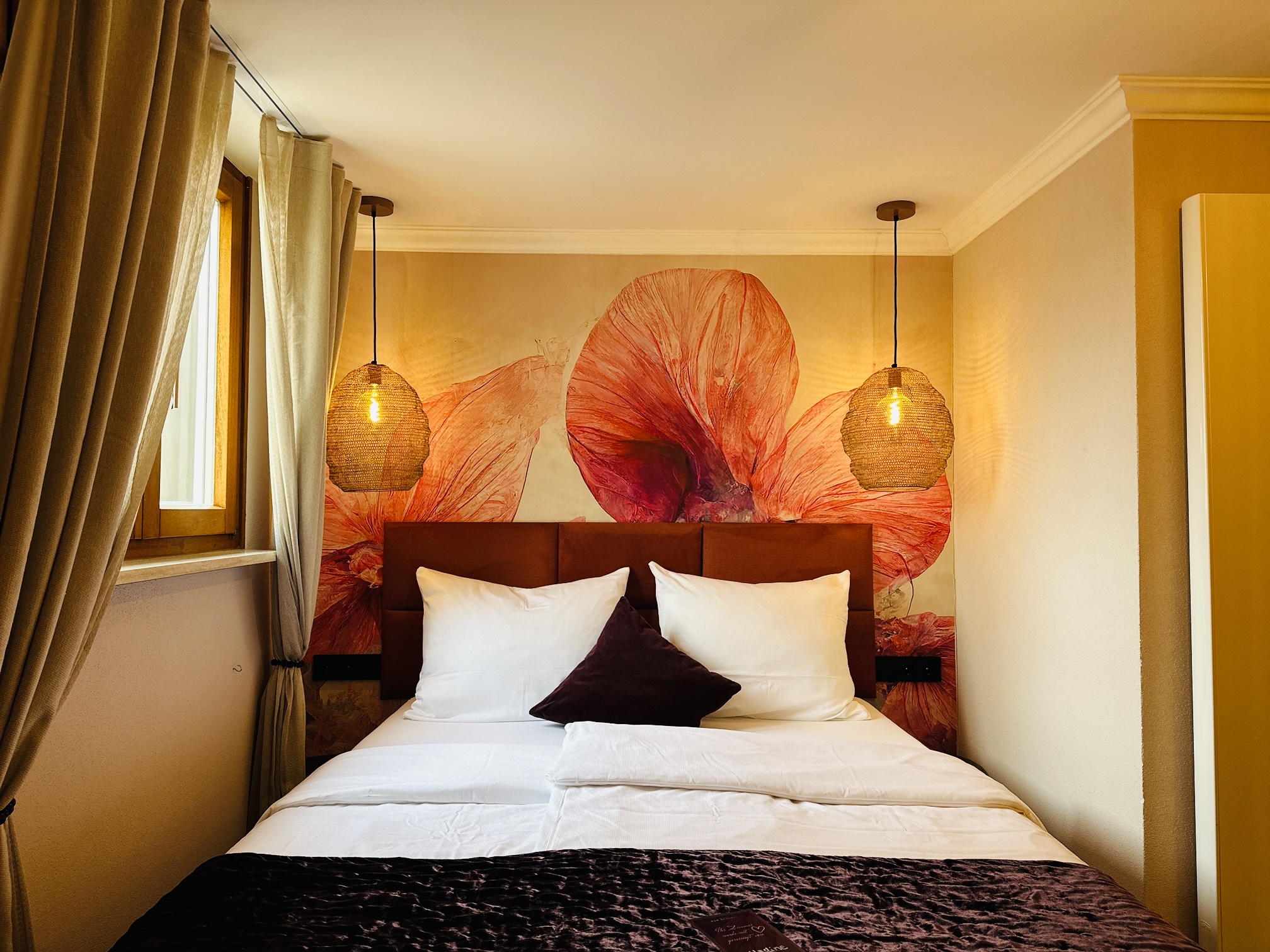 Das Queensize-Boxspringbett ist 160 cm breit und bieten Platz für 2 Personen.